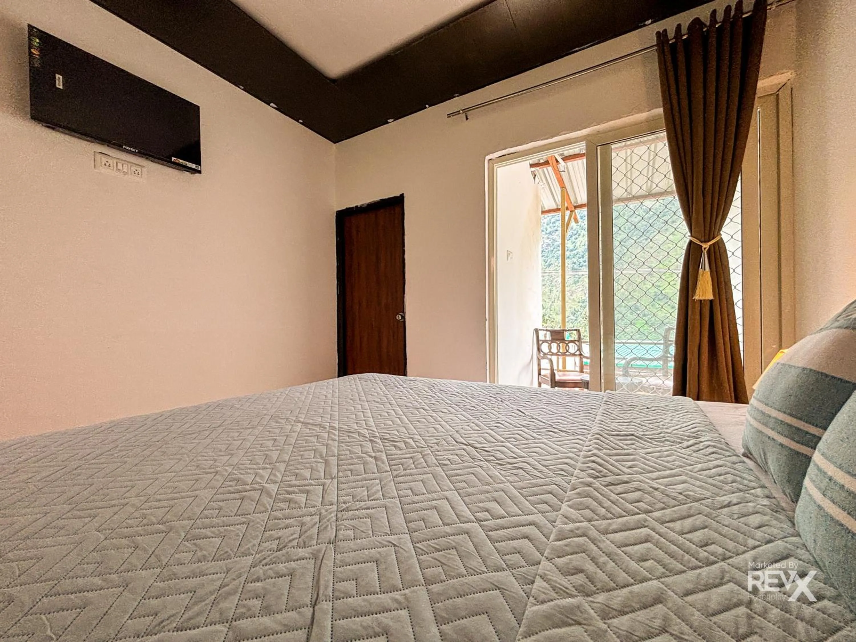 Communal lounge/ TV room, Bed in The Sona Heli Resort