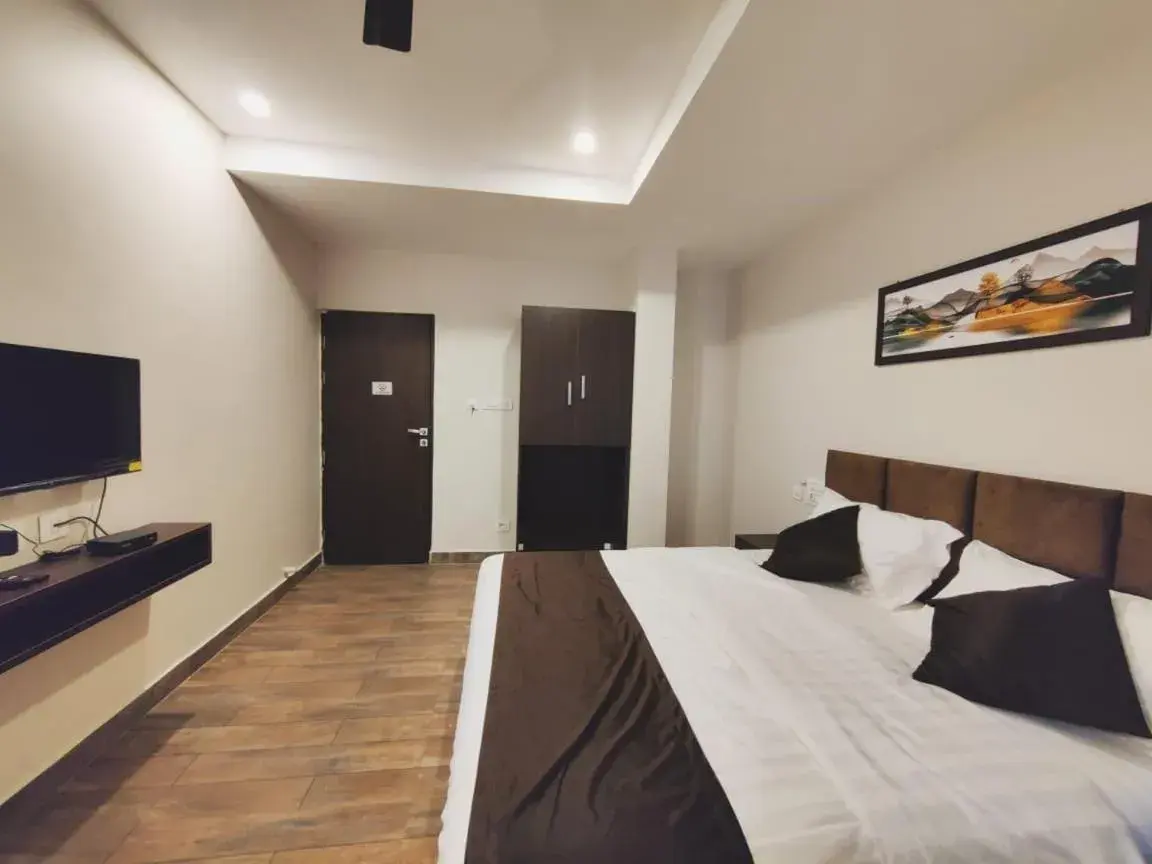 TV and multimedia, Bed in HOTEL PARK KRISHNA TV and multimedia, Bed in HOTEL PARK KRISHNA