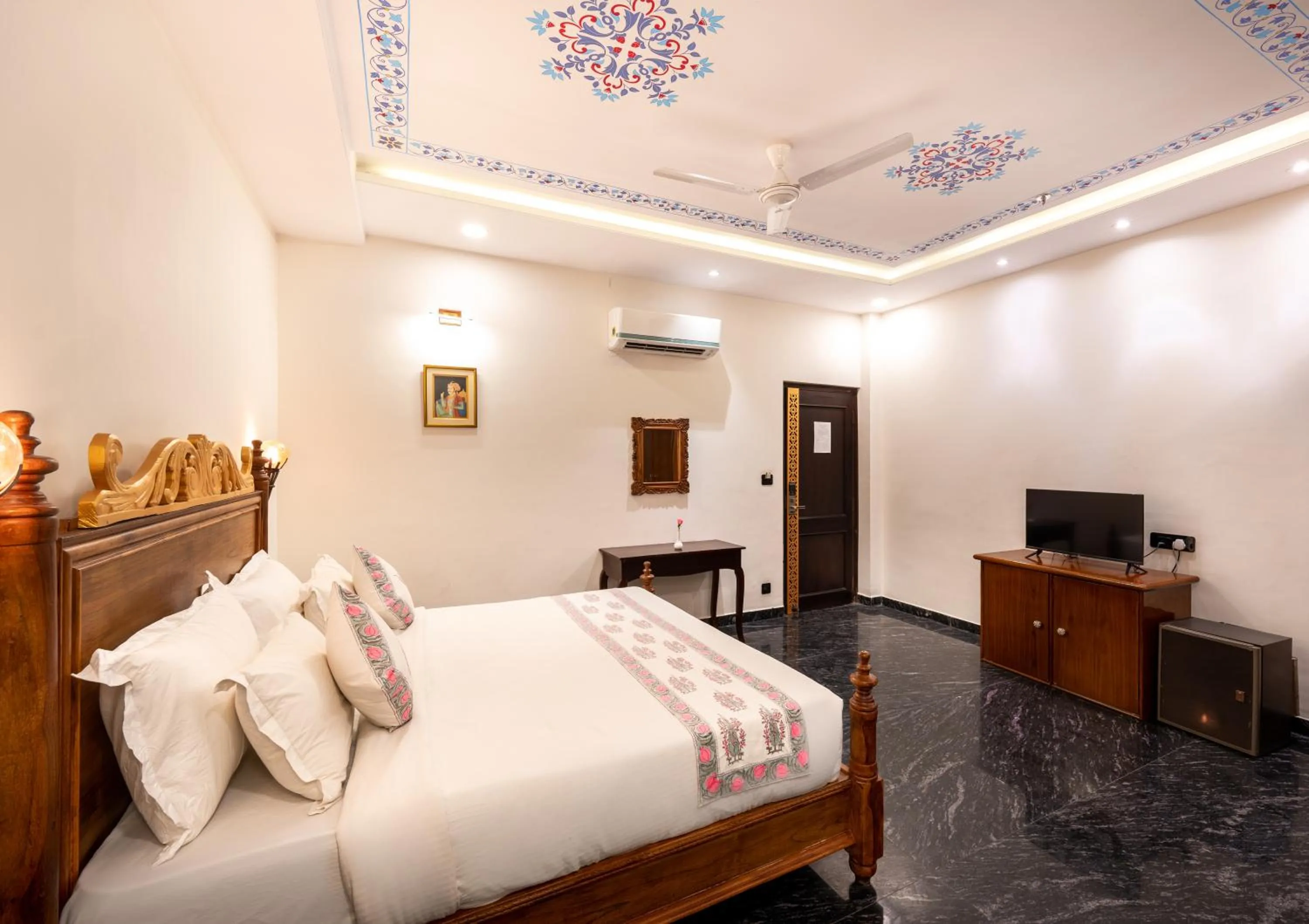 Photo of the whole room, Bed in The Chronicles - Near the Lake Pichola Udaipur