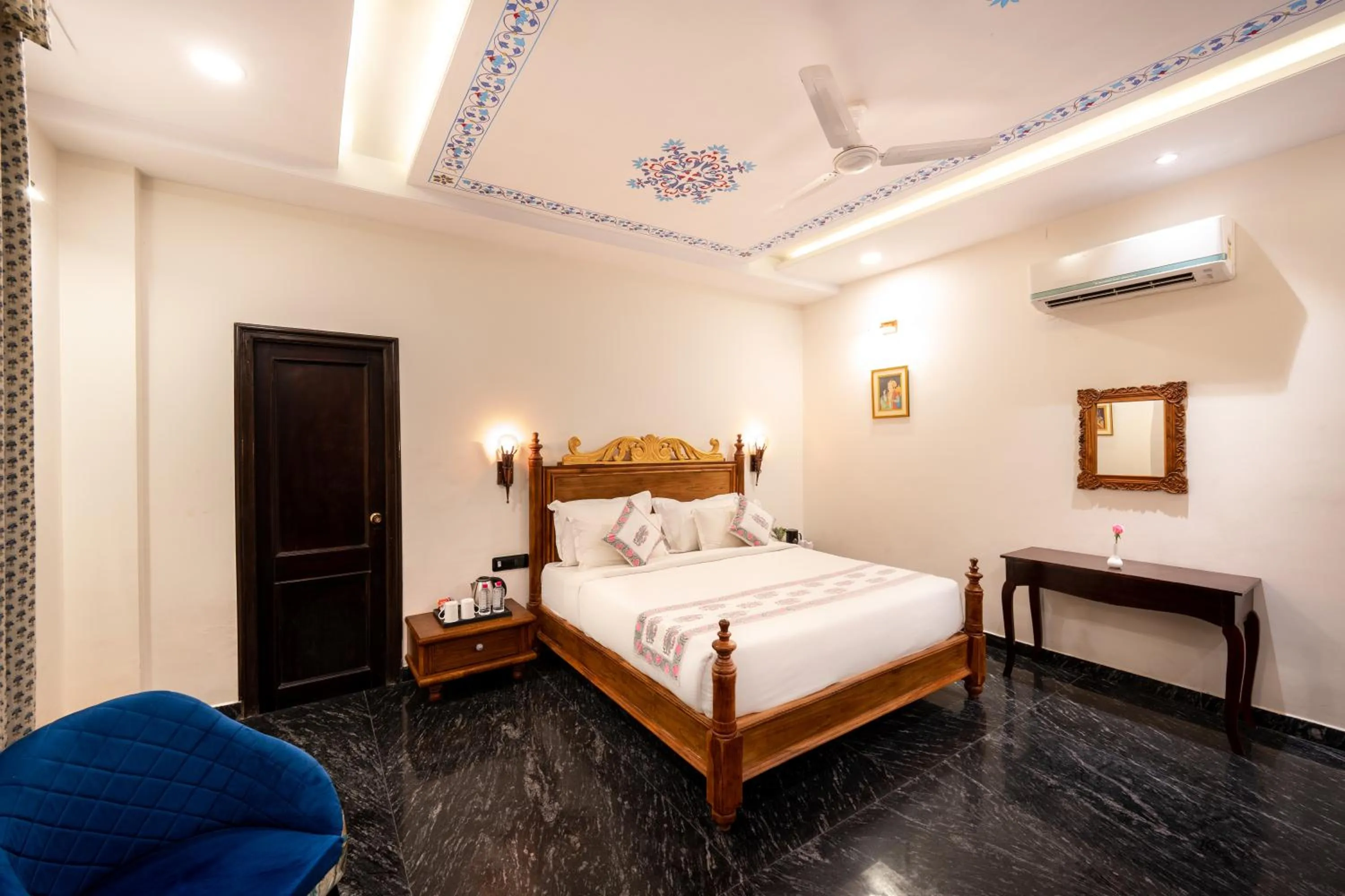 Photo of the whole room, Bed in The Chronicles - Near the Lake Pichola Udaipur