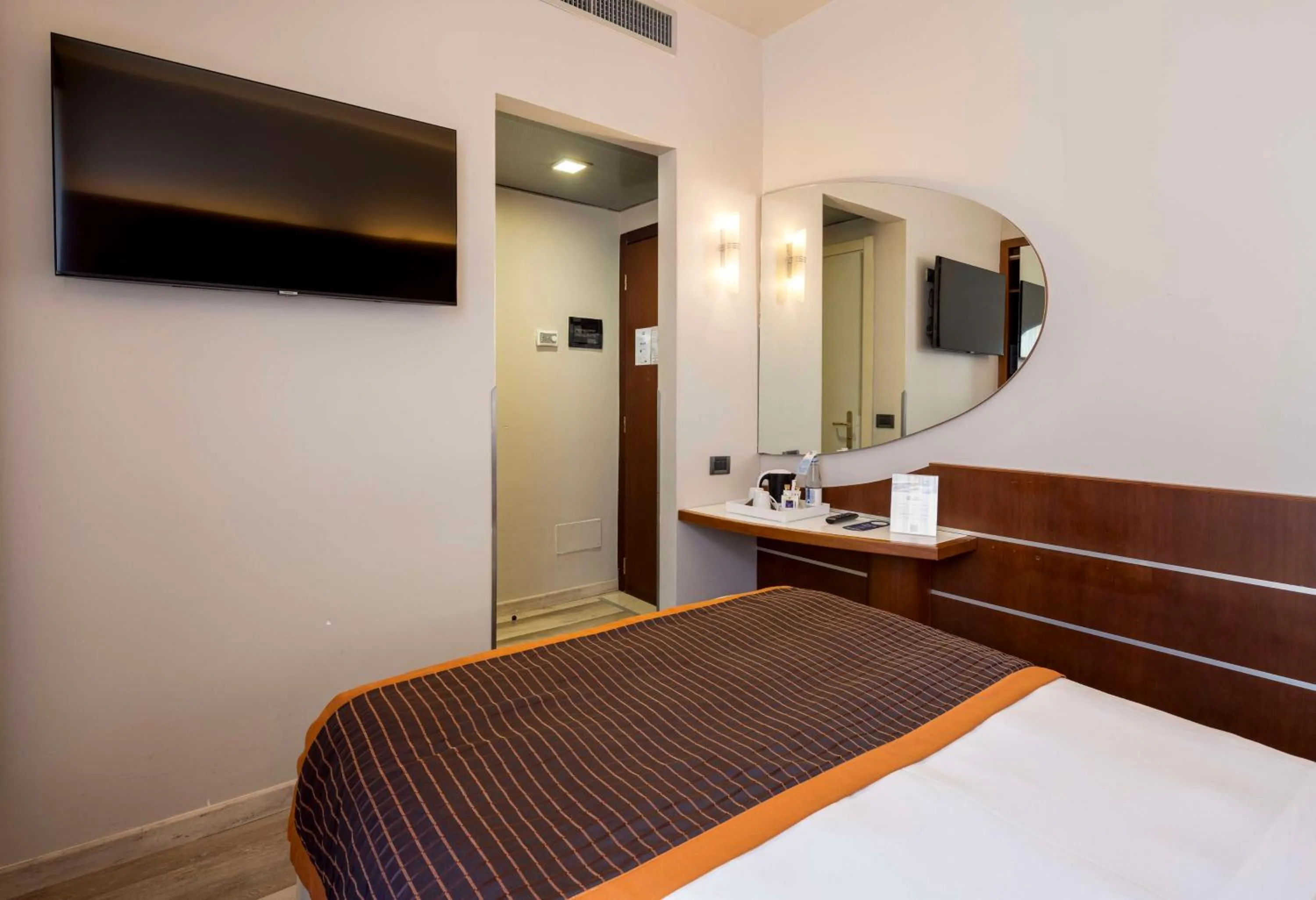 Bedroom, Bed in Best Western Madison Hotel