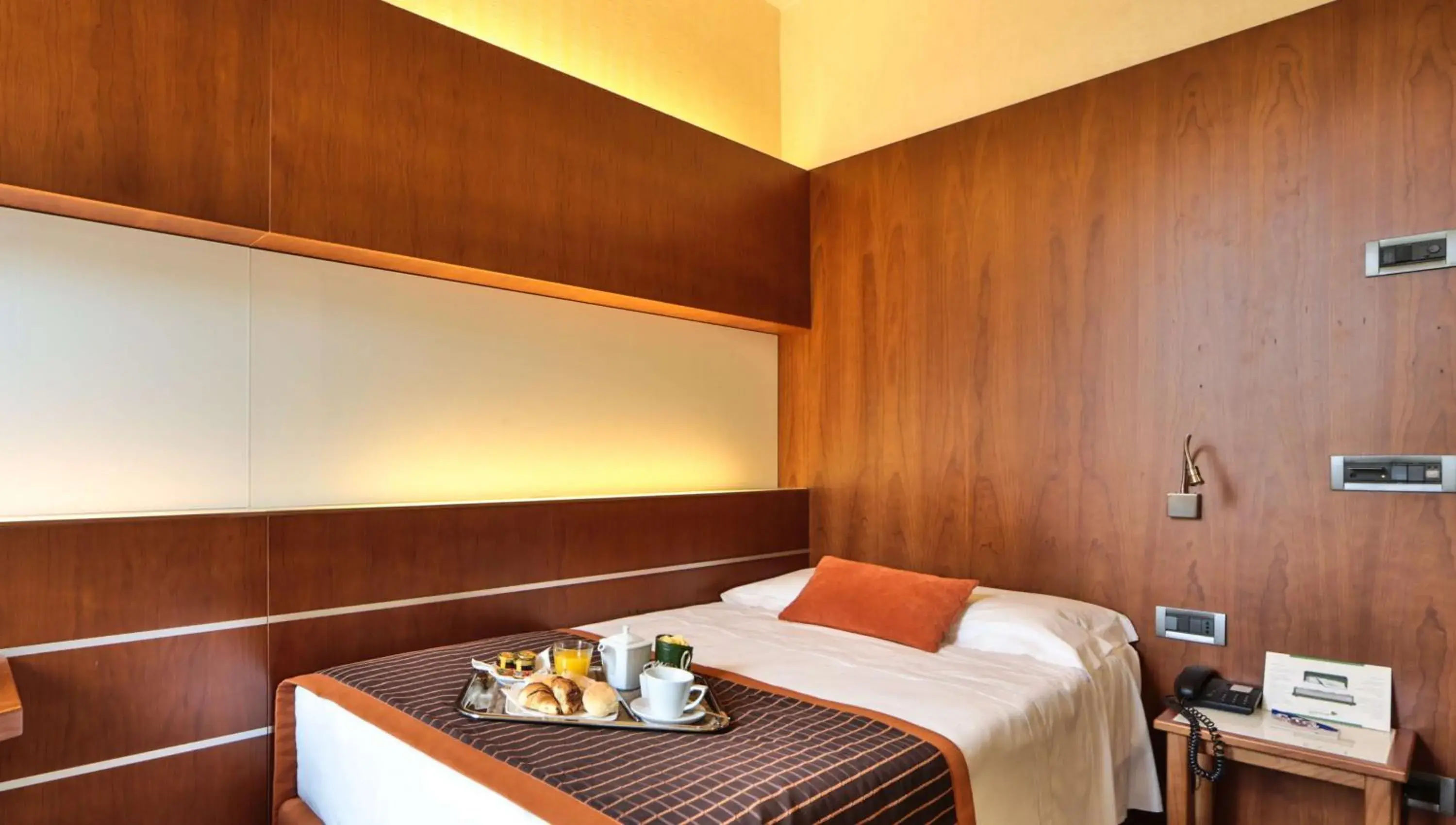 Bedroom, Bed in Best Western Madison Hotel Bedroom, Bed in Best Western Madison Hotel