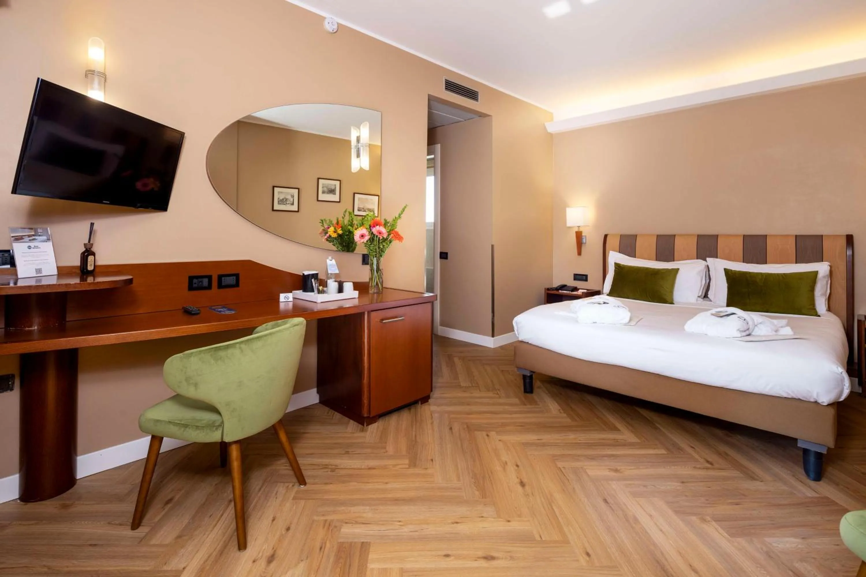 Bedroom, Bed in Best Western Madison Hotel