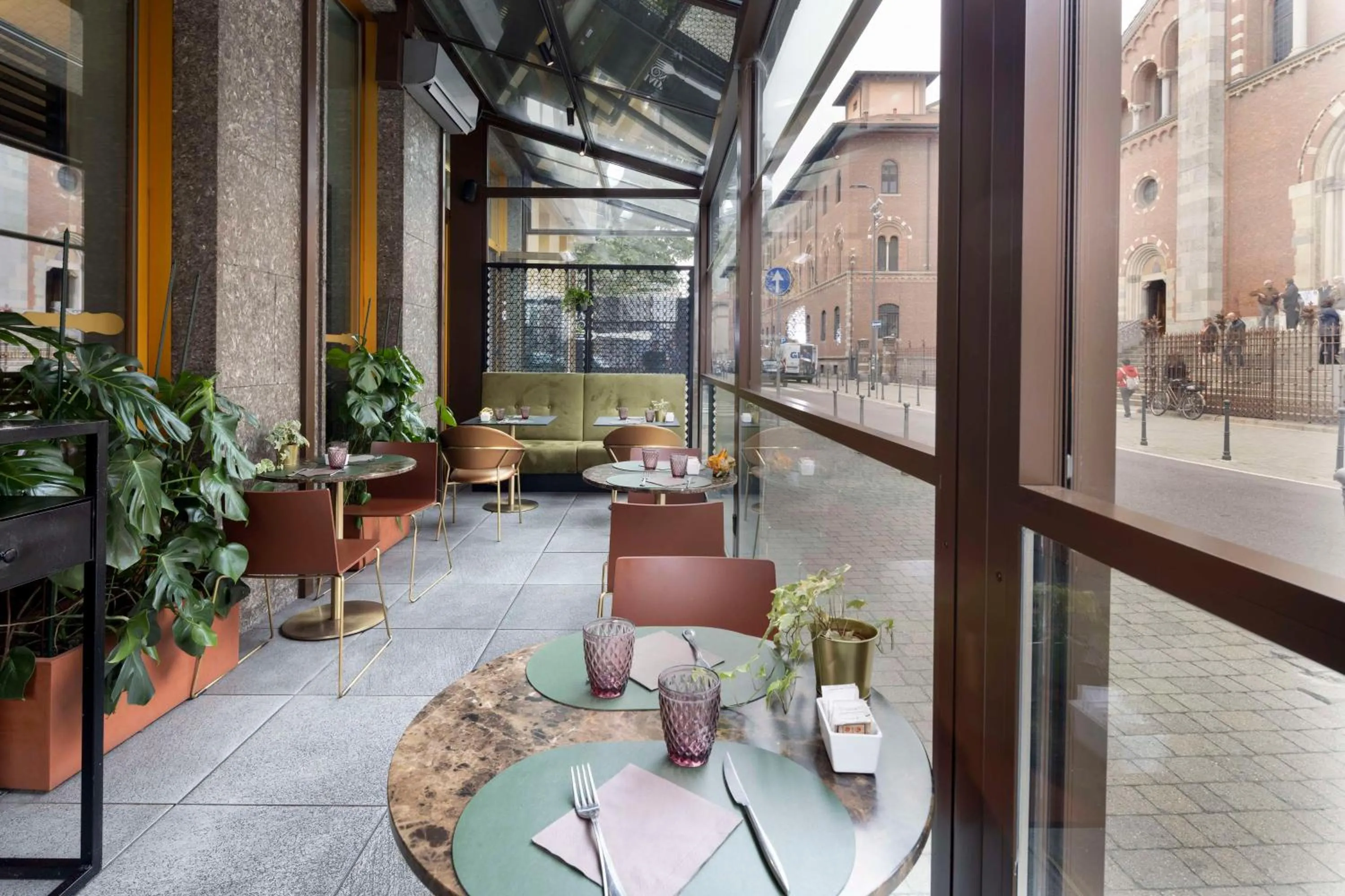 Restaurant/places to eat in Best Western Madison Hotel