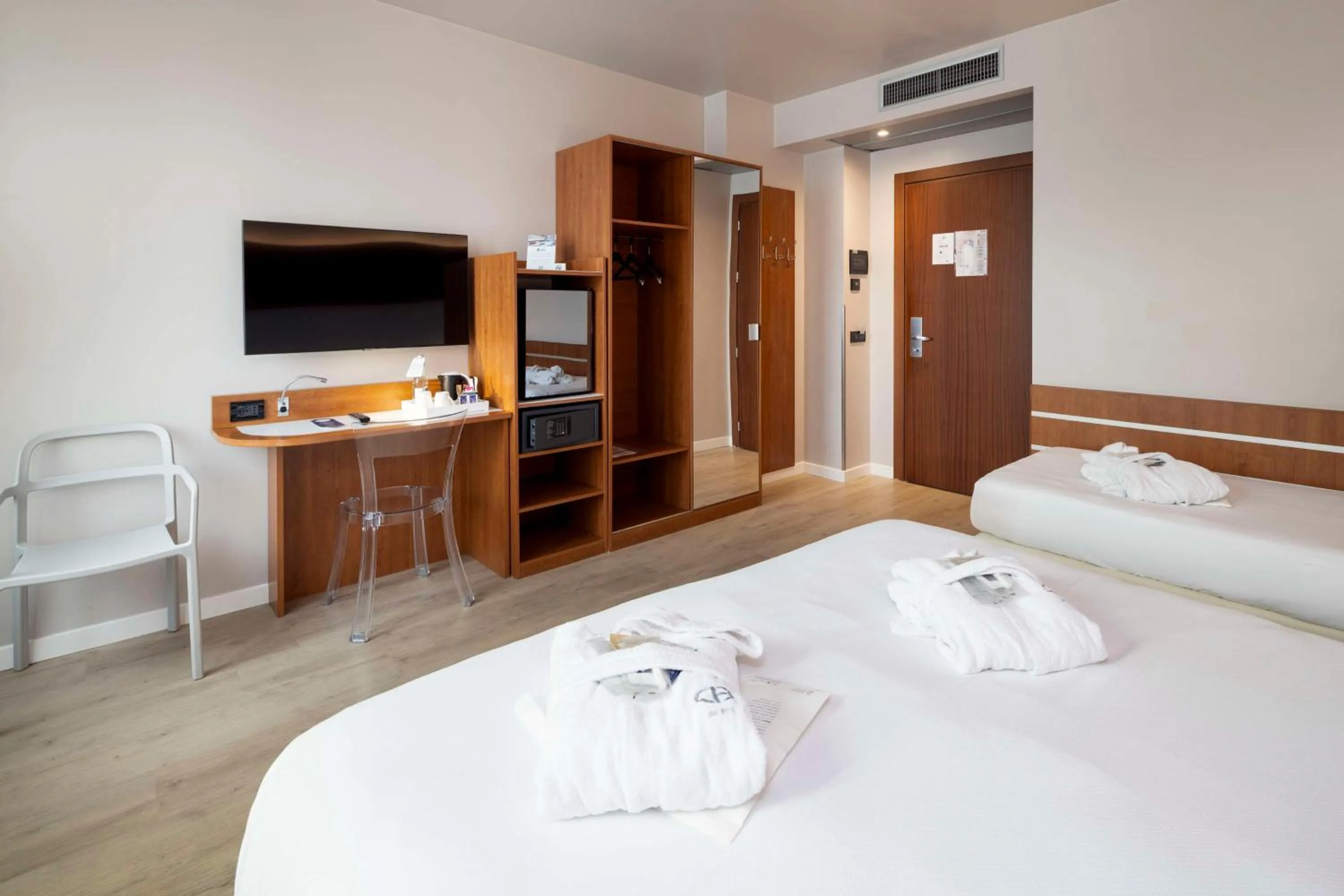 Bedroom, Bed in Best Western Madison Hotel