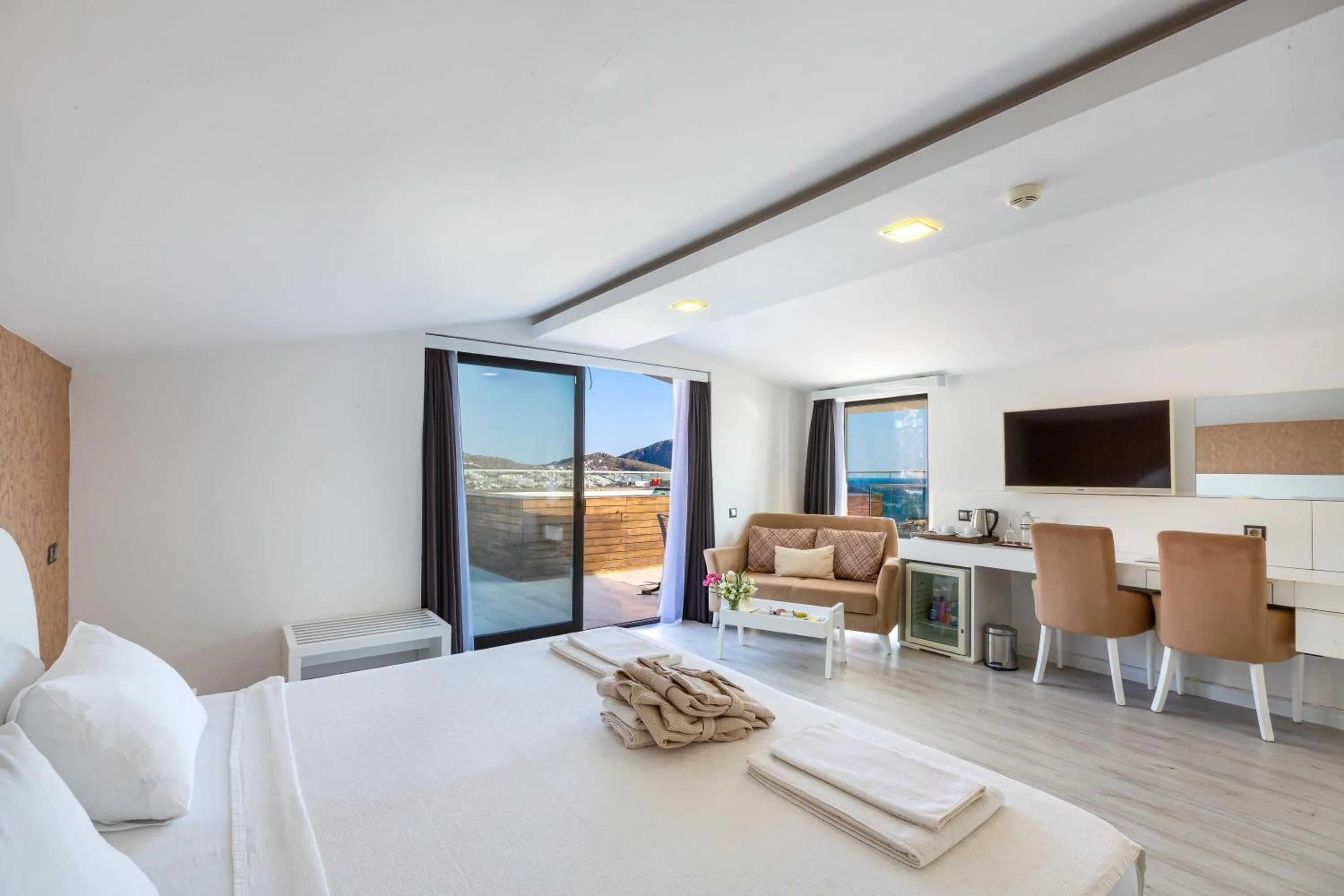 Communal lounge/ TV room, Bed in Rhapsody Hotel & Spa Kalkan