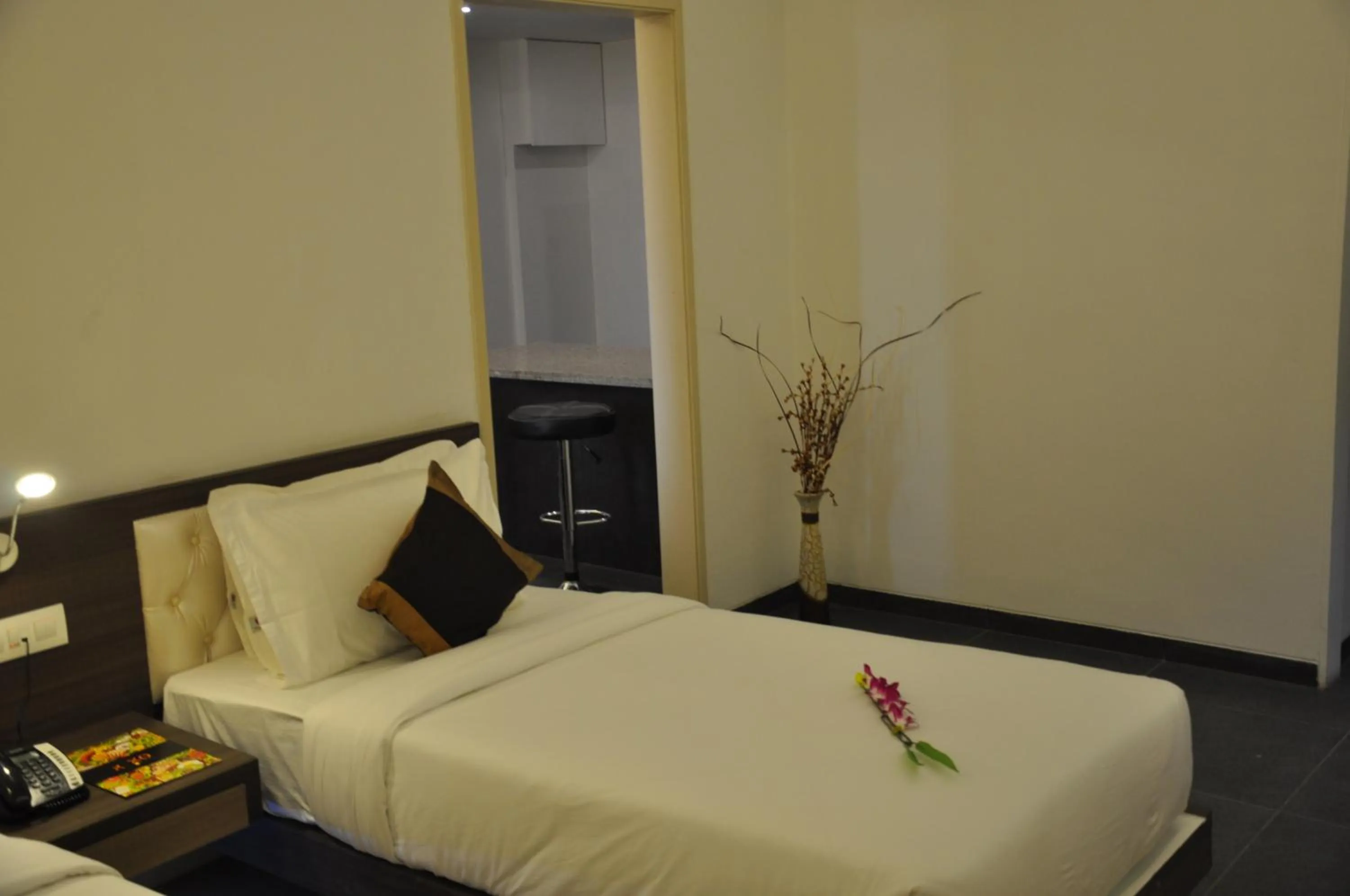 Property building, Bed in Pride Biznotel Alkapuri Near Vadodara Airport