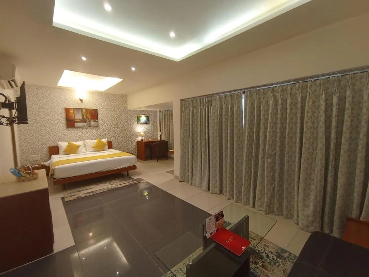 Bed in Pride Biznotel Alkapuri Near Vadodara Airport