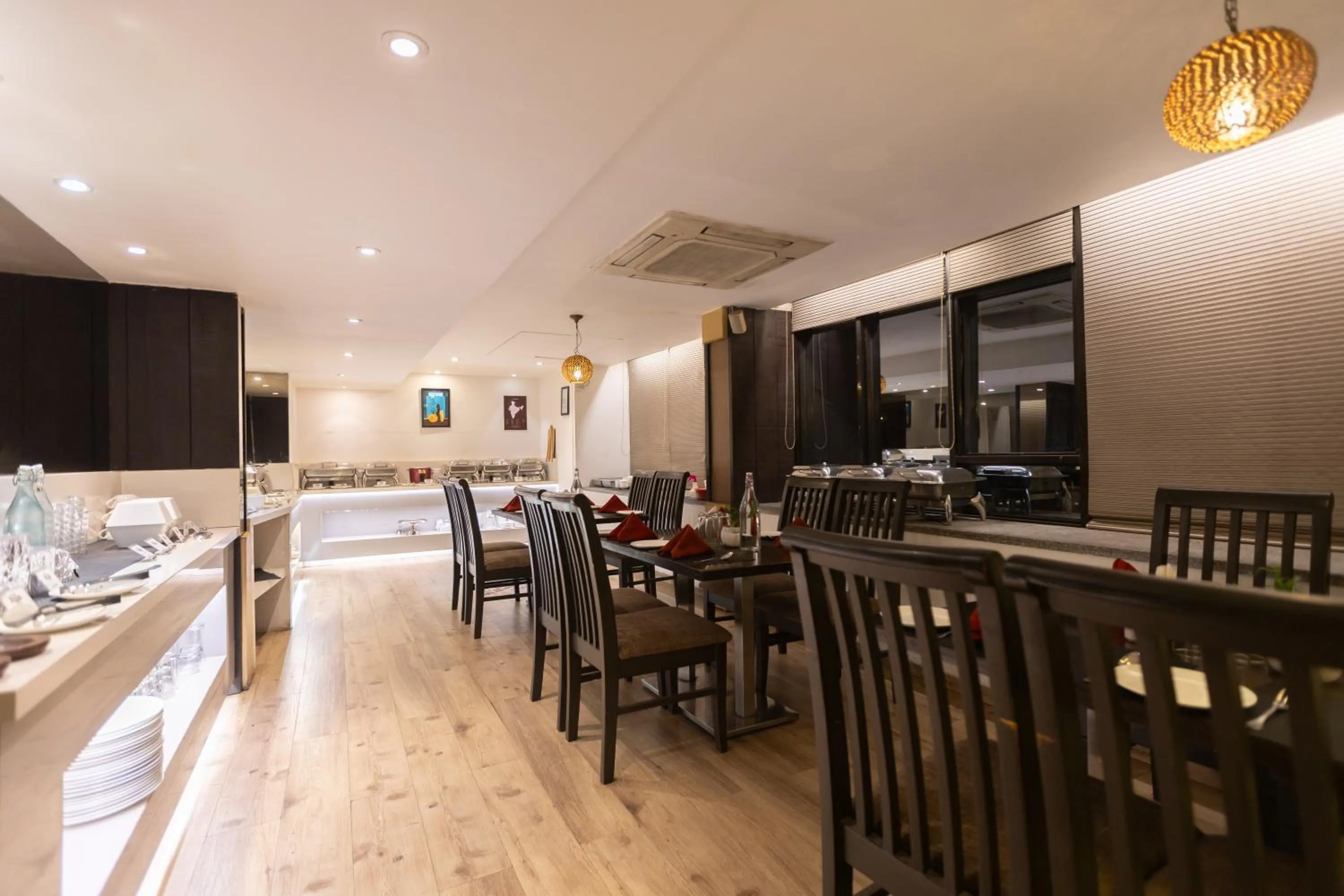 Restaurant/places to eat in Pride Biznotel Alkapuri Near Vadodara Airport