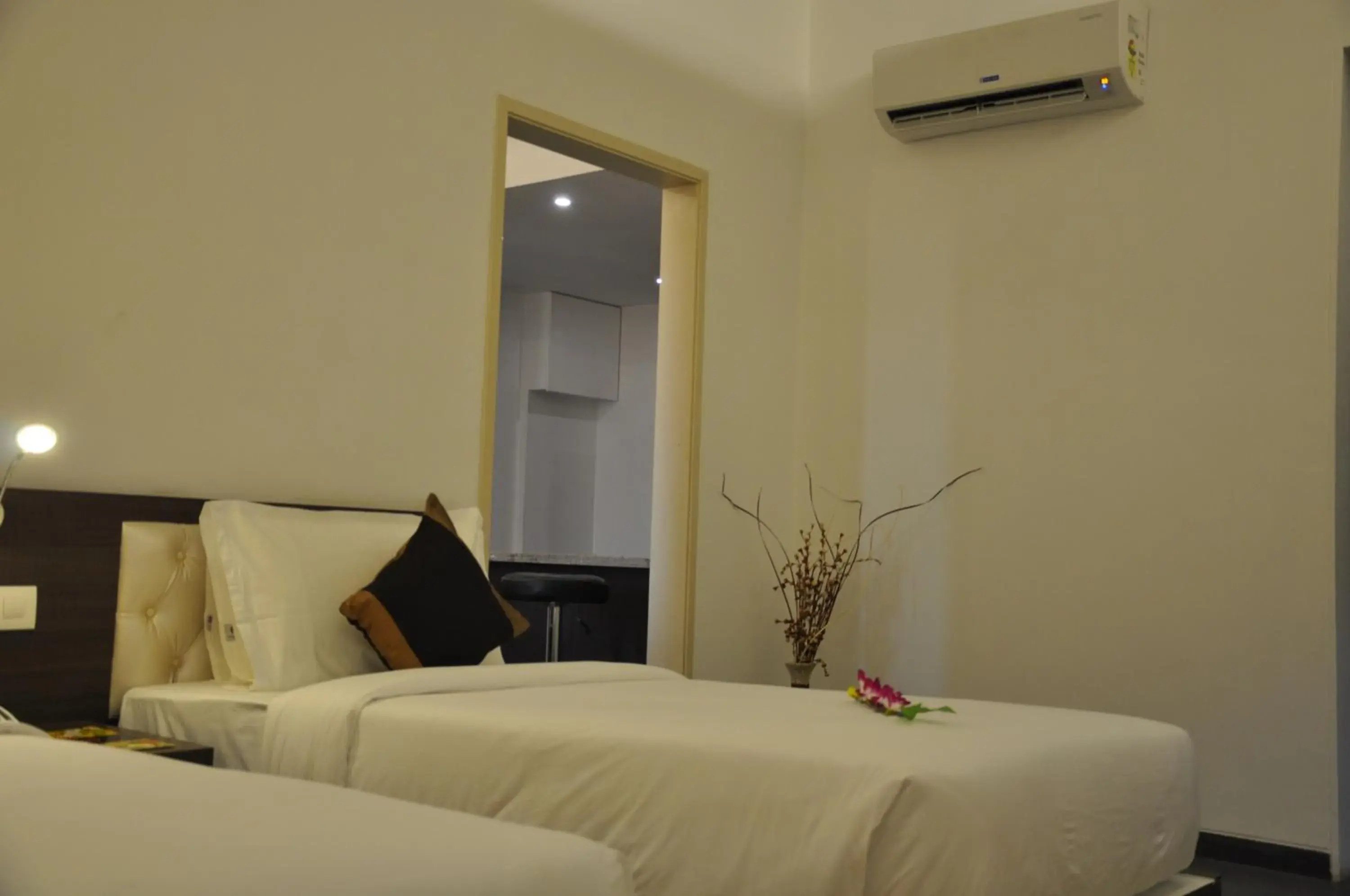 Property building, Bed in Pride Biznotel Alkapuri Near Vadodara Airport Property building, Bed in Pride Biznotel Alkapuri Near Vadodara Airport