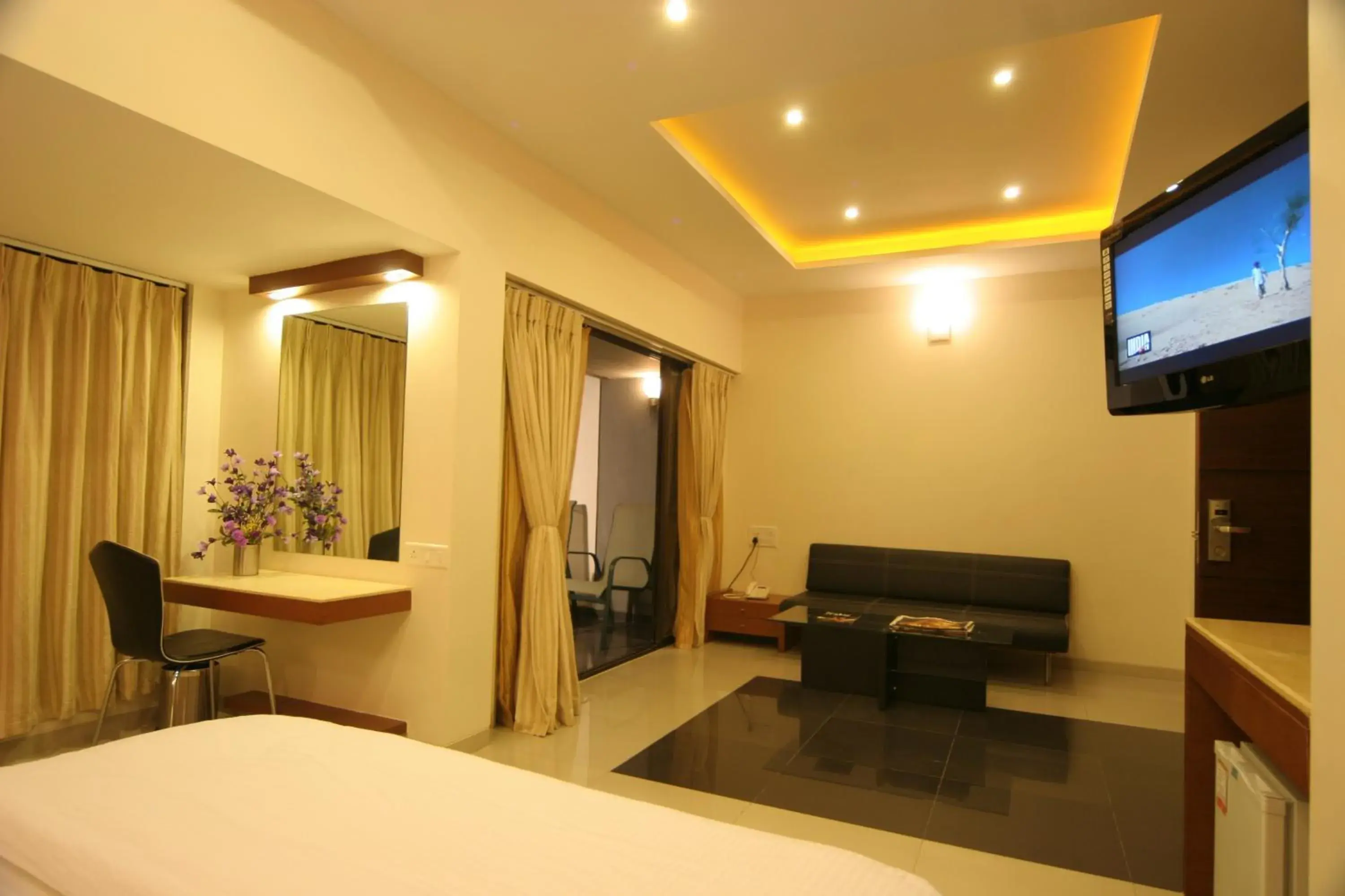 Communal lounge/ TV room, Bed in Pride Biznotel Alkapuri Near Vadodara Airport Communal lounge/ TV room, Bed in Pride Biznotel Alkapuri Near Vadodara Airport