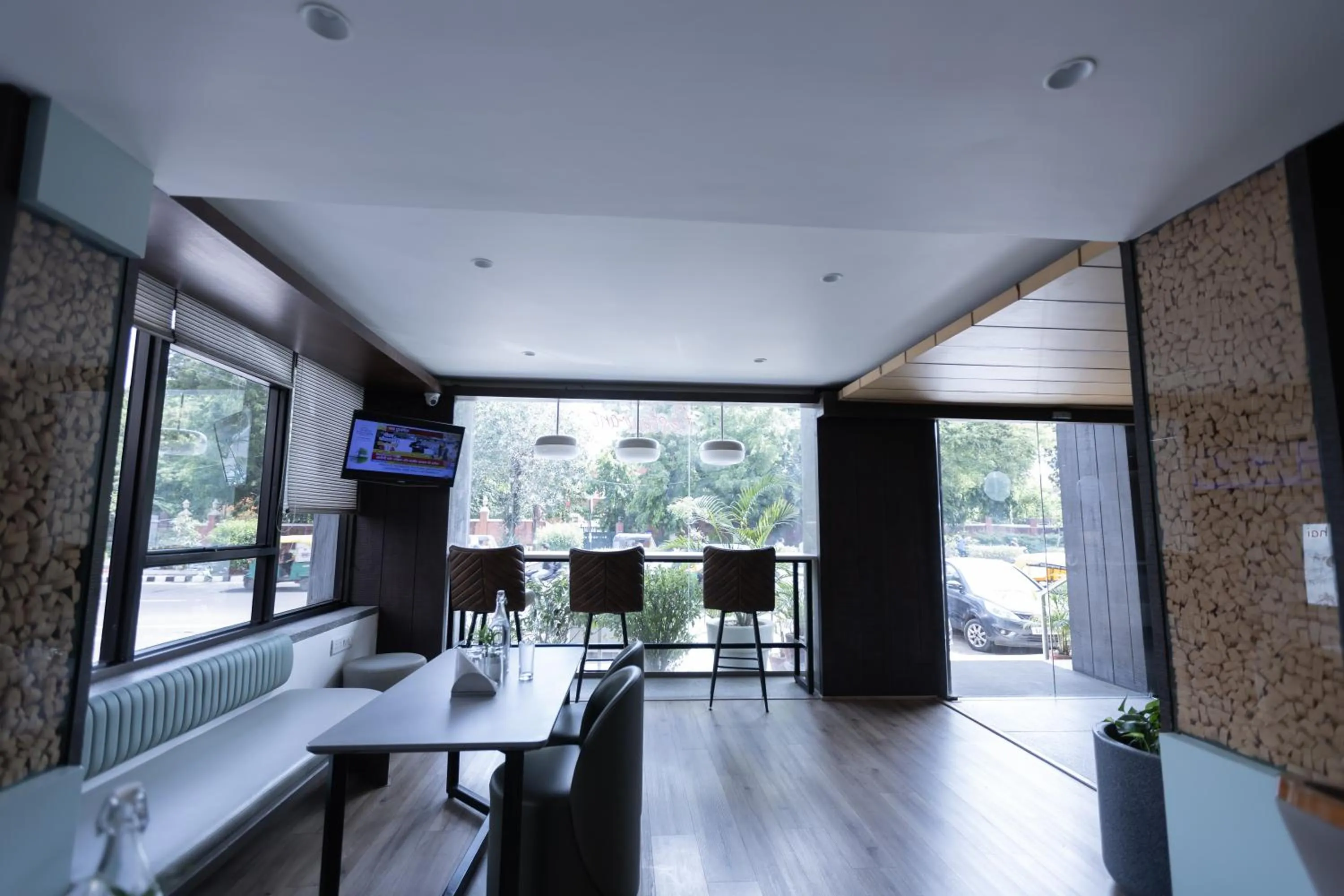 Pride Biznotel Alkapuri Near Vadodara Airport