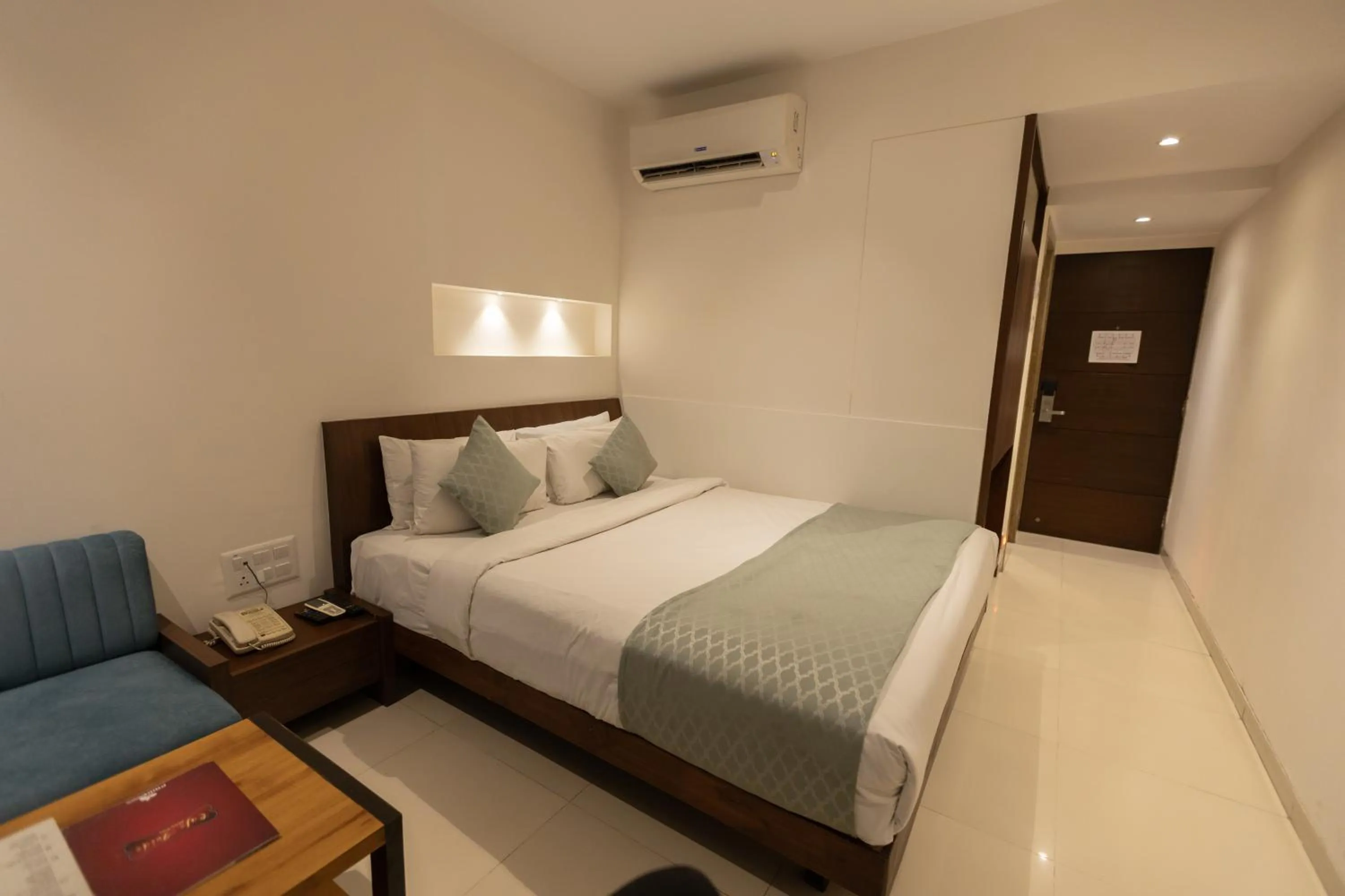 Bed in Pride Biznotel Alkapuri Near Vadodara Airport