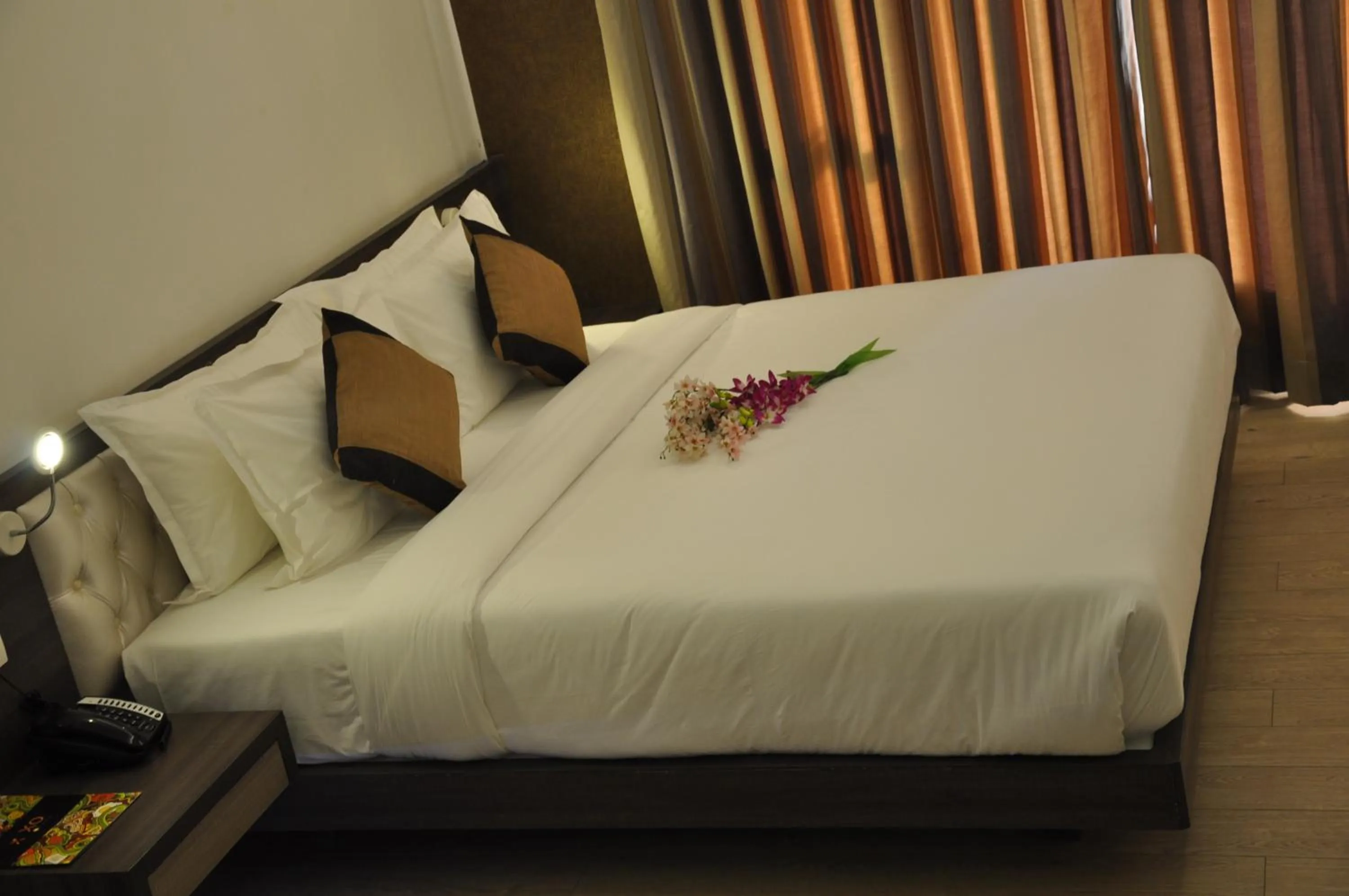Bedroom, Bed in Pride Biznotel Alkapuri Near Vadodara Airport