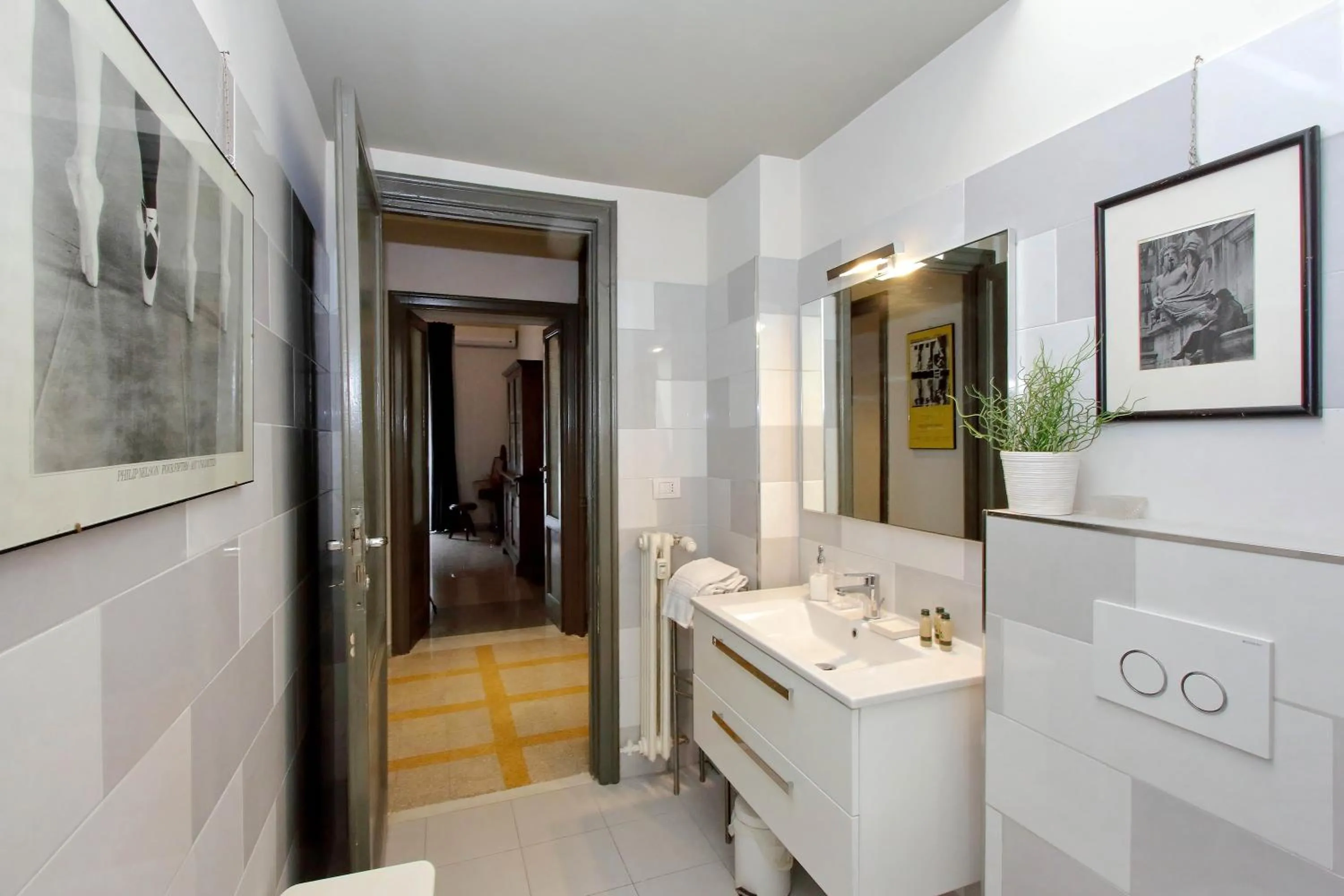 Bathroom in Montesanto apartment – near the Vatican