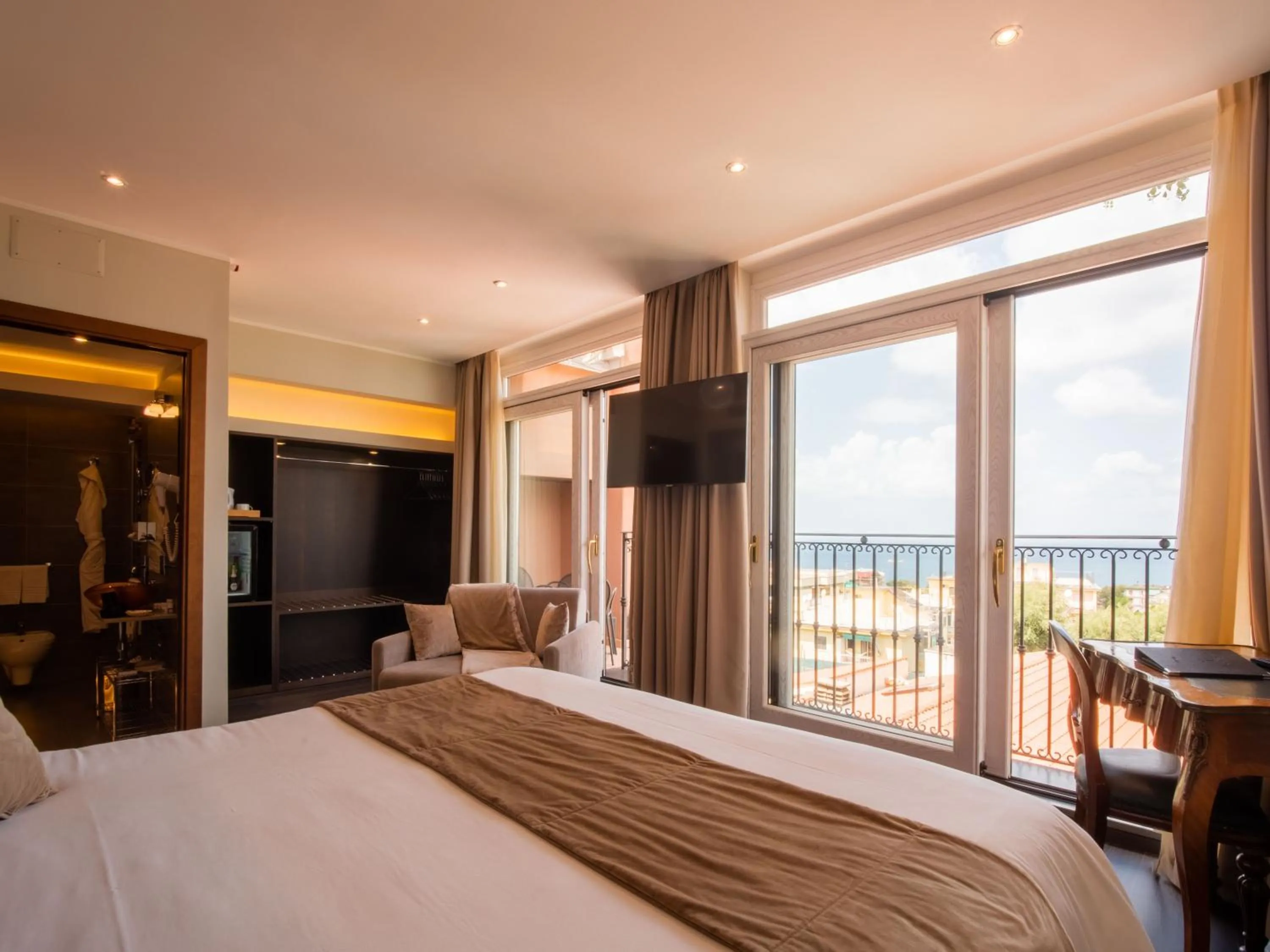 Bedroom, Bed in Hotel Central Wellness