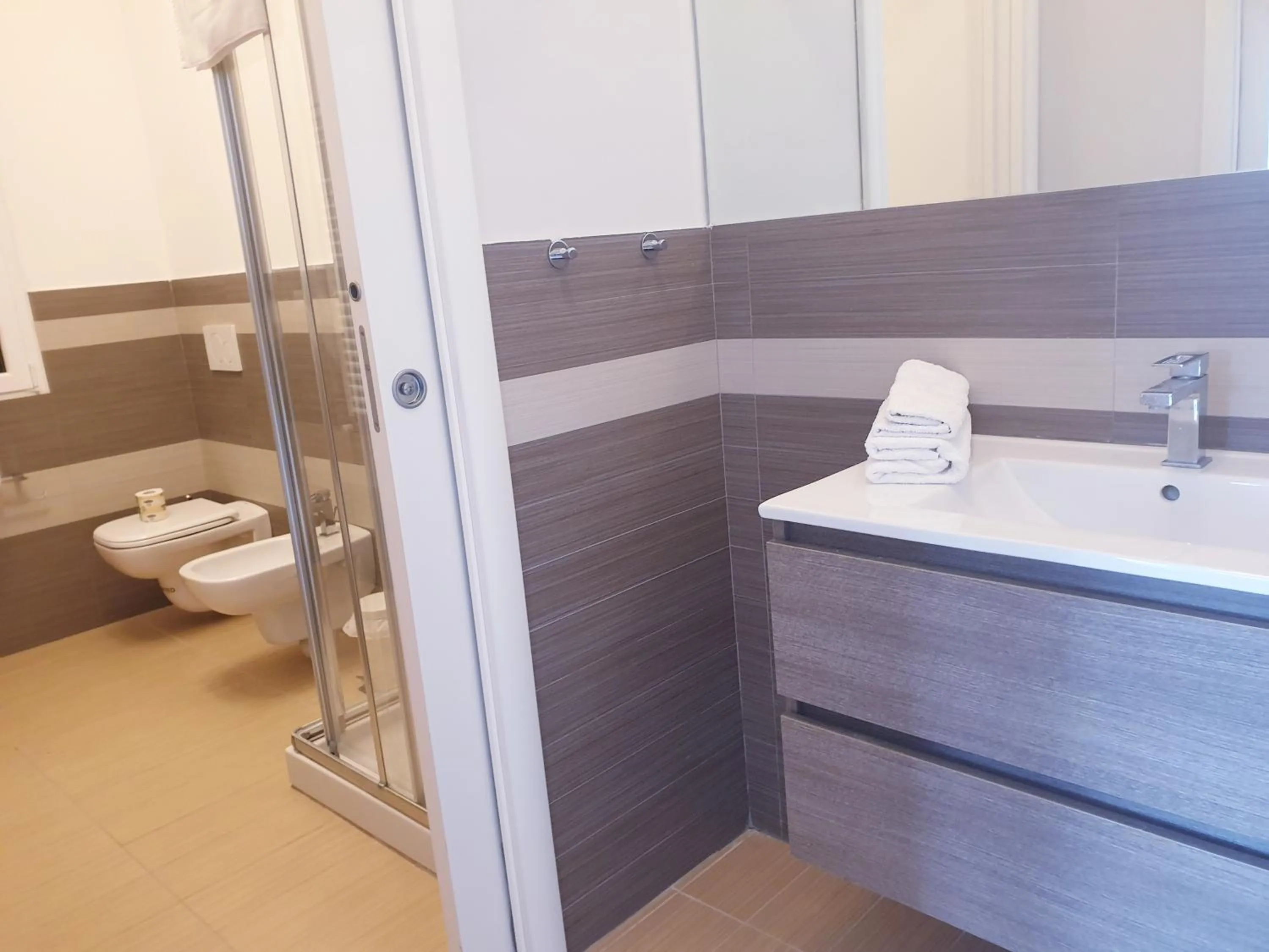 Bathroom in Michelangelo Apartments con parcheggio gratuito in loco e self check in