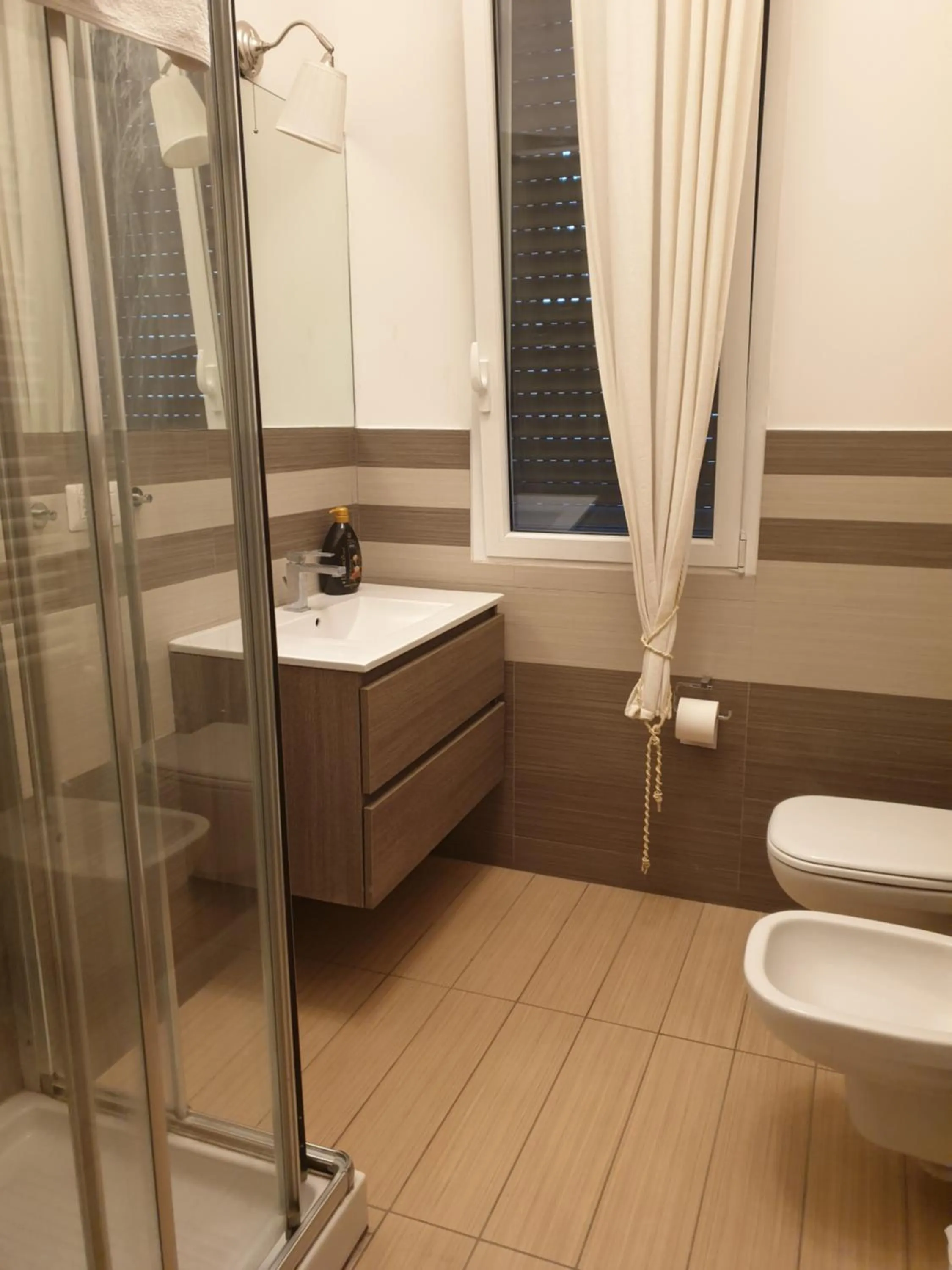 Bathroom in Michelangelo Apartments con parcheggio gratuito in loco e self check in