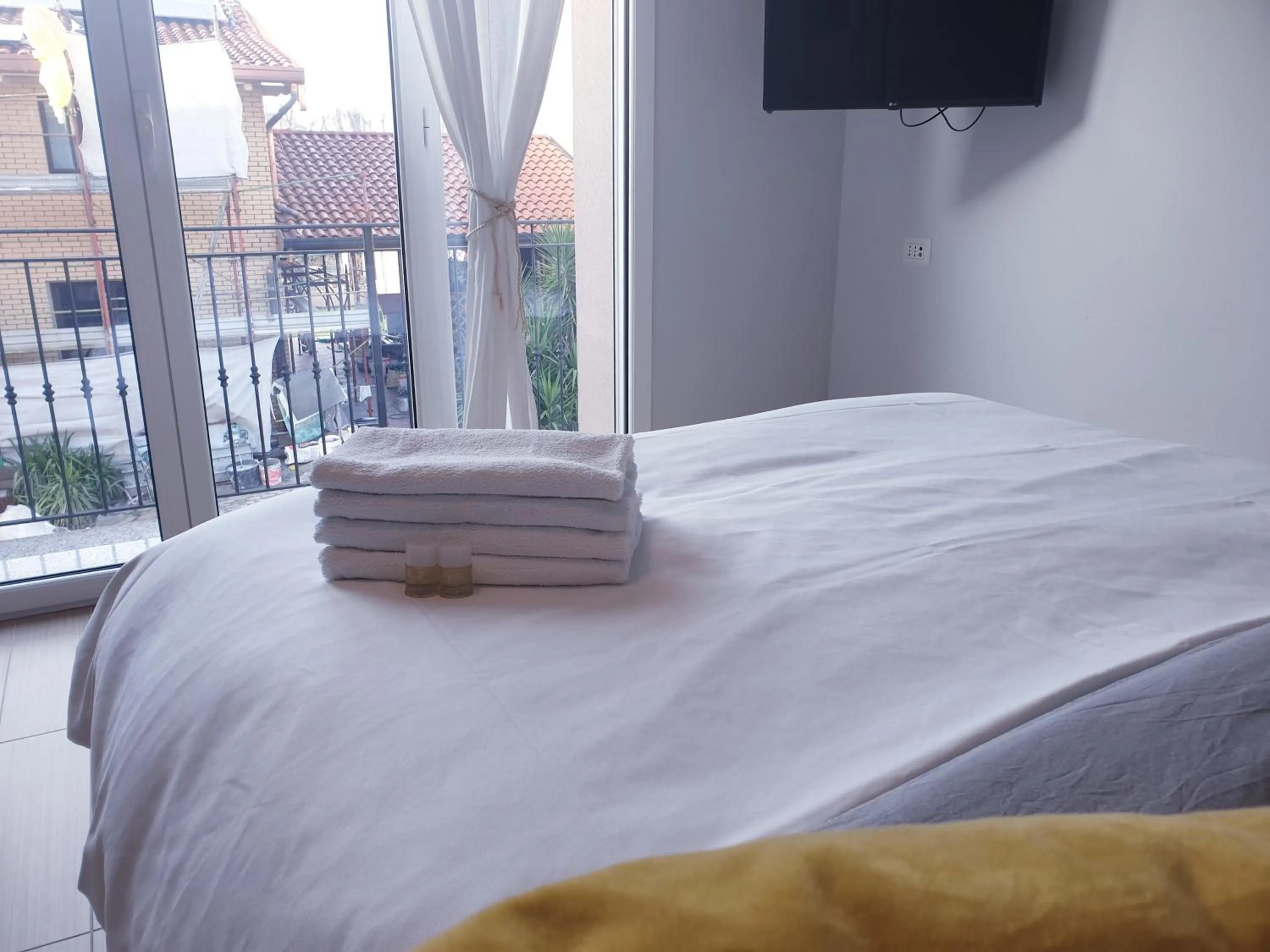 Communal lounge/ TV room, Bed in Michelangelo Apartments con parcheggio gratuito in loco e self check in