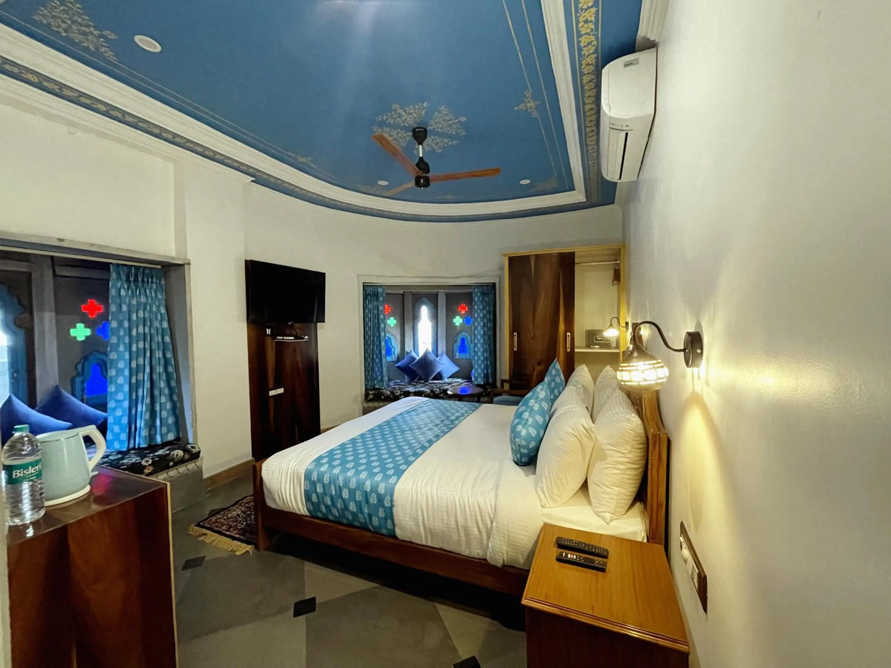 Photo of the whole room, Bed in AAJ HAVELI - Pichola Lake Facing Hotel