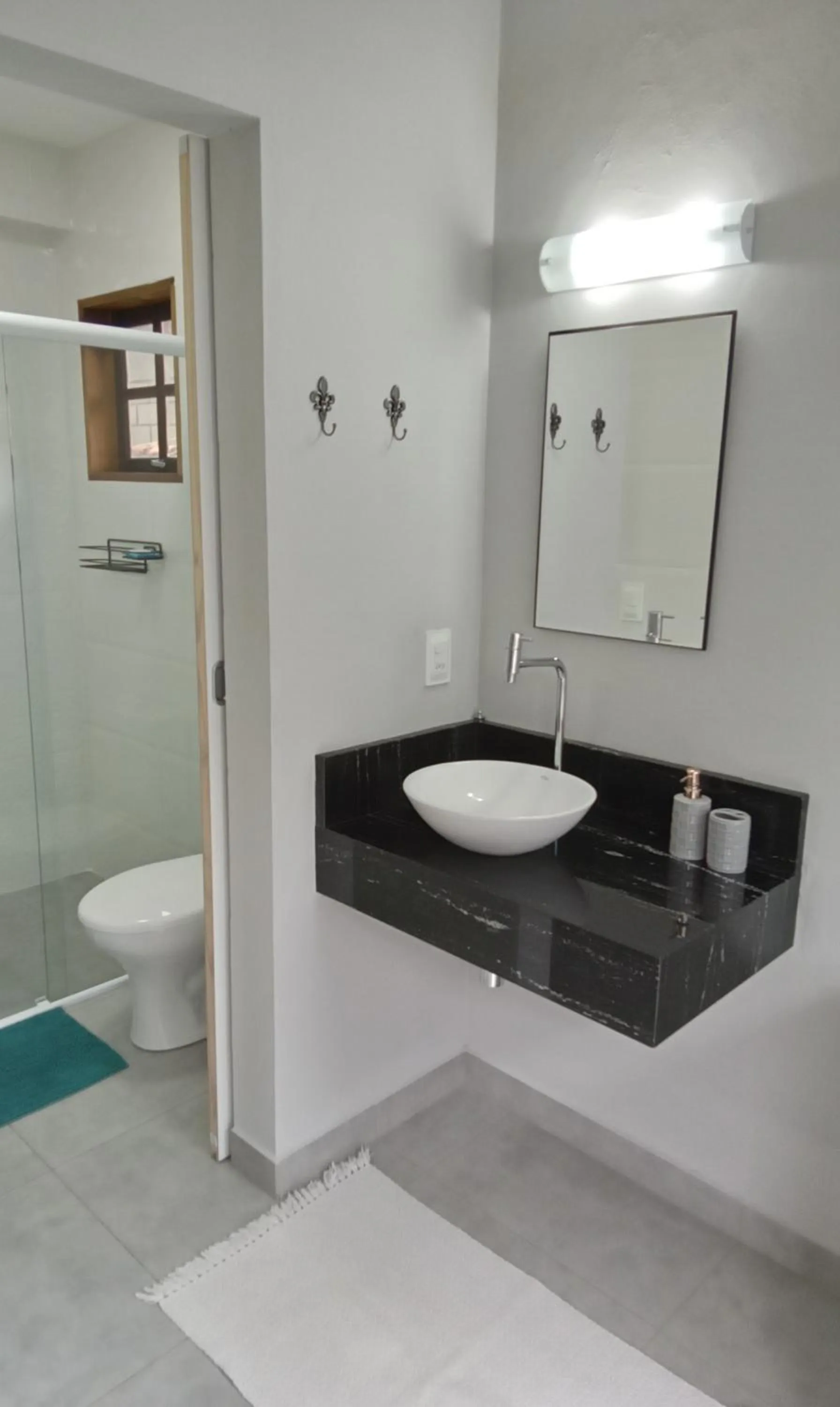 Bathroom in Suíte Ilhinha em condomínio na Praia do Perequê