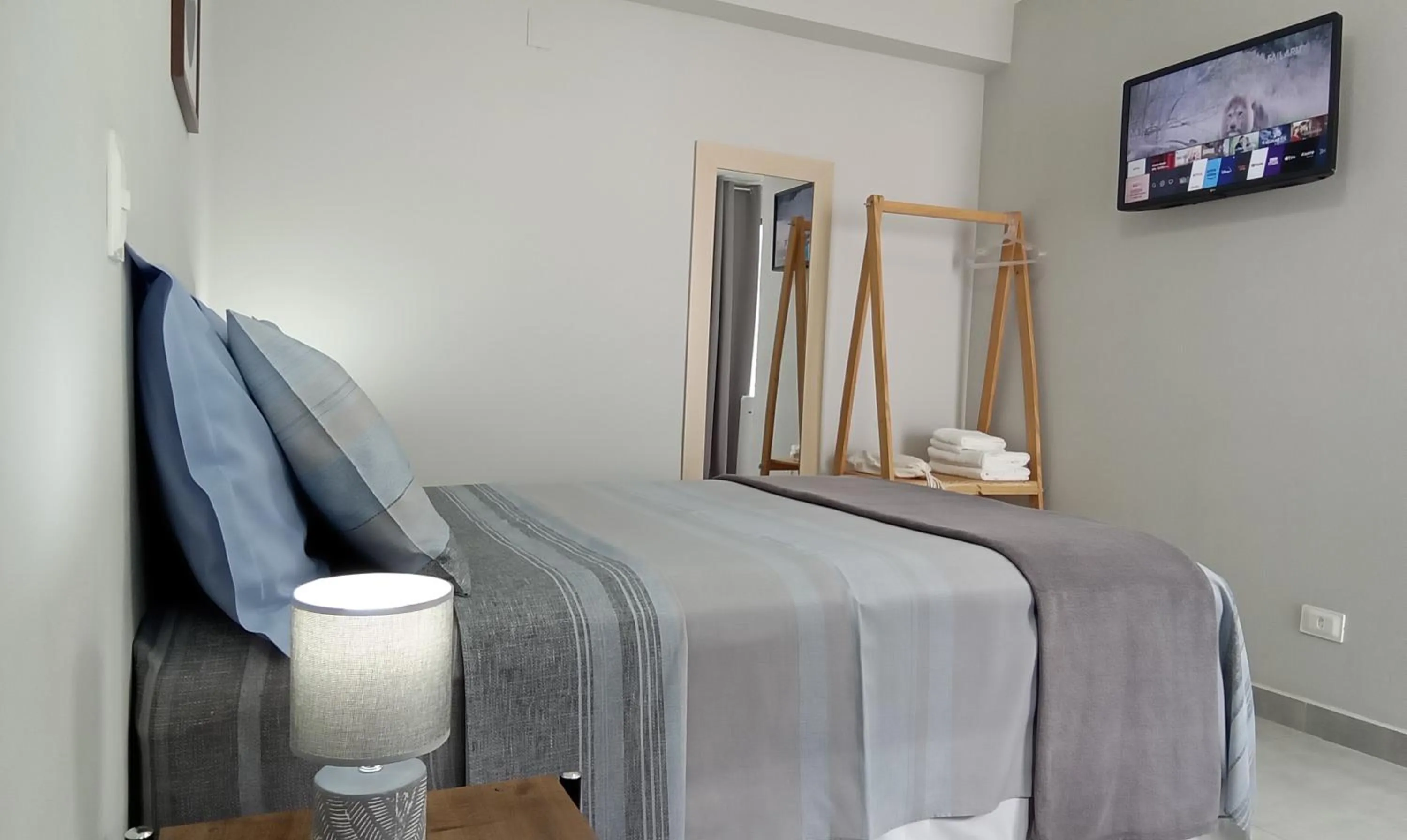 TV and multimedia in Suíte Ilhinha em condomínio na Praia do Perequê