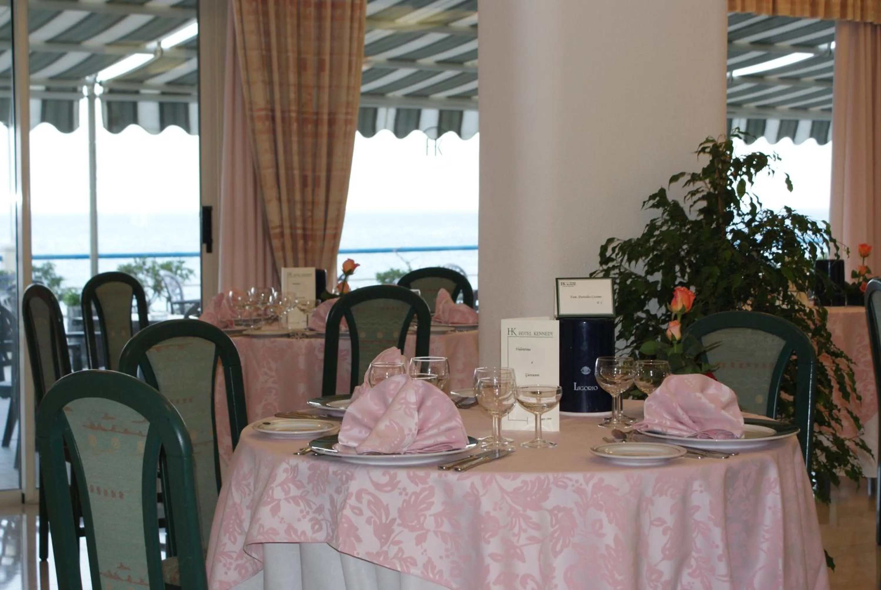 Restaurant/places to eat in Hotel Kennedy