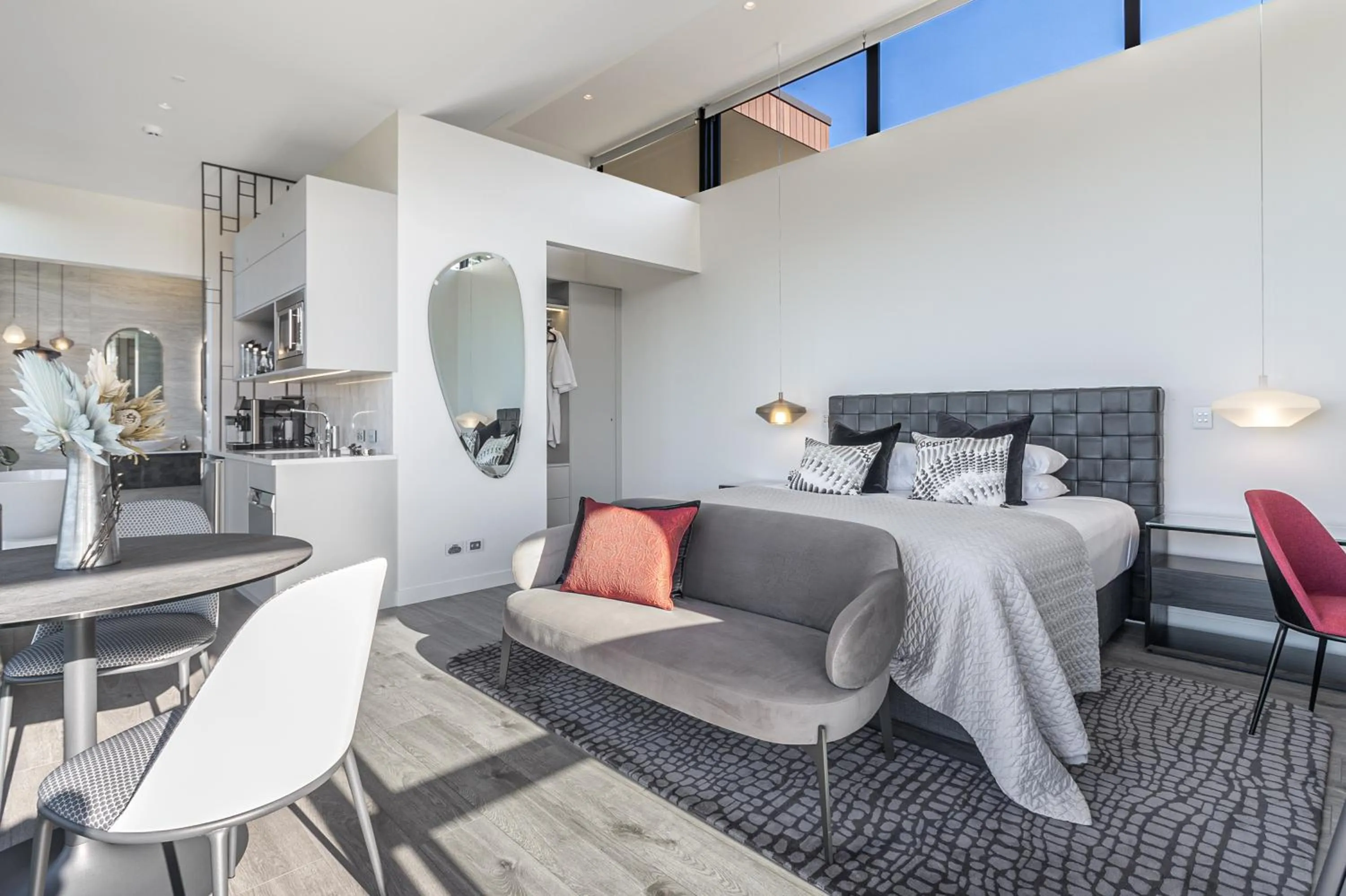 Photo of the whole room in Omana