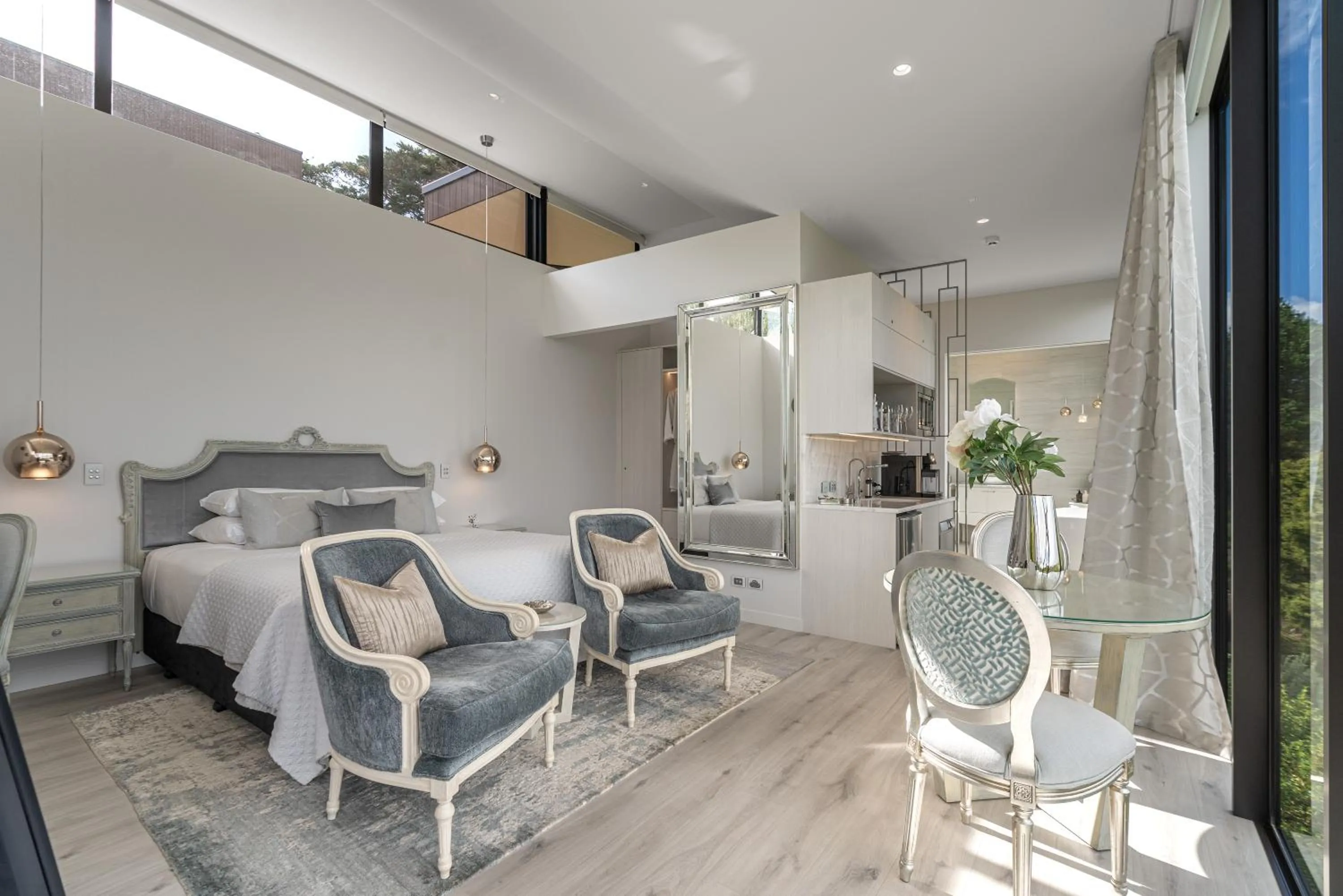 Photo of the whole room in Omana