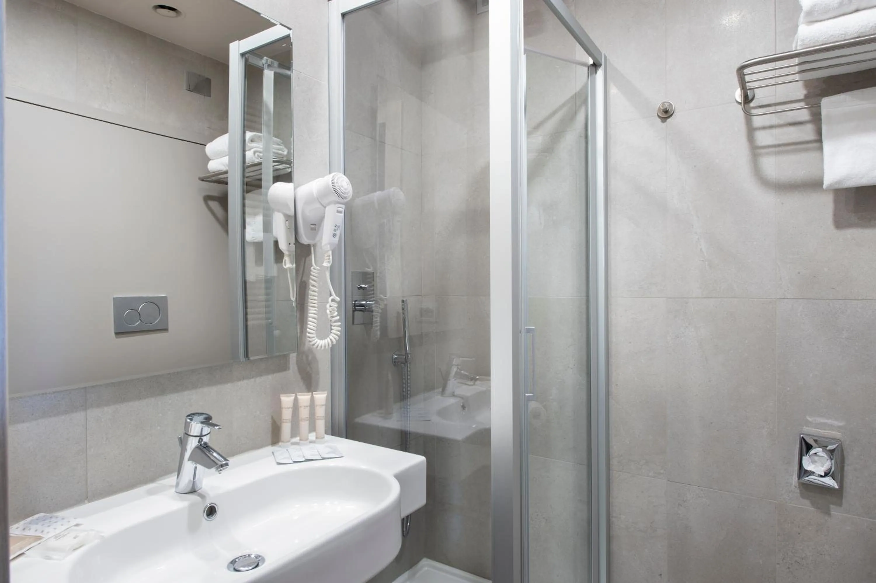 Shower in Hotel Grifone Firenze - Meetings & Spa