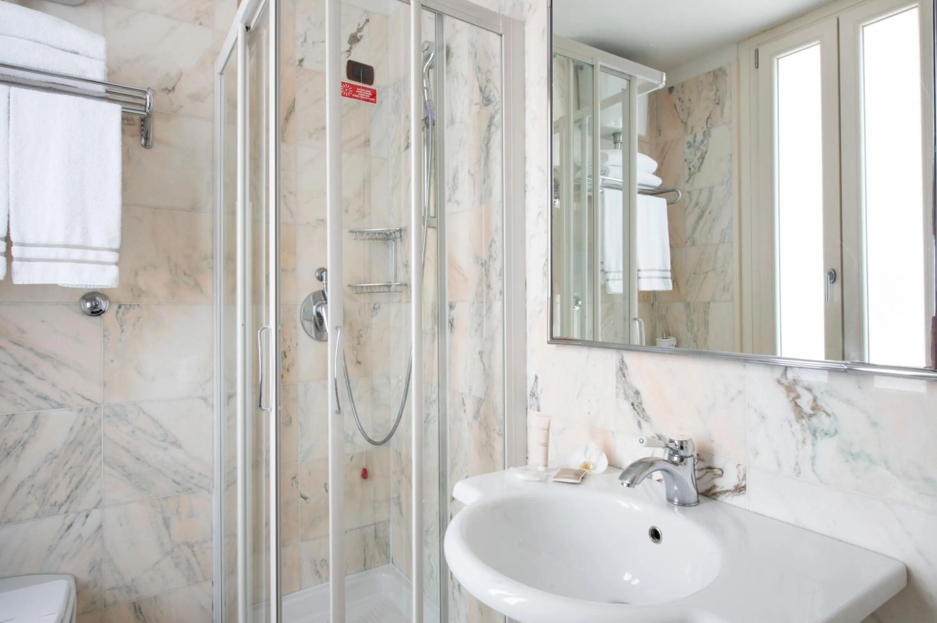 Bathroom in Hotel Grifone Firenze - Meetings & Spa