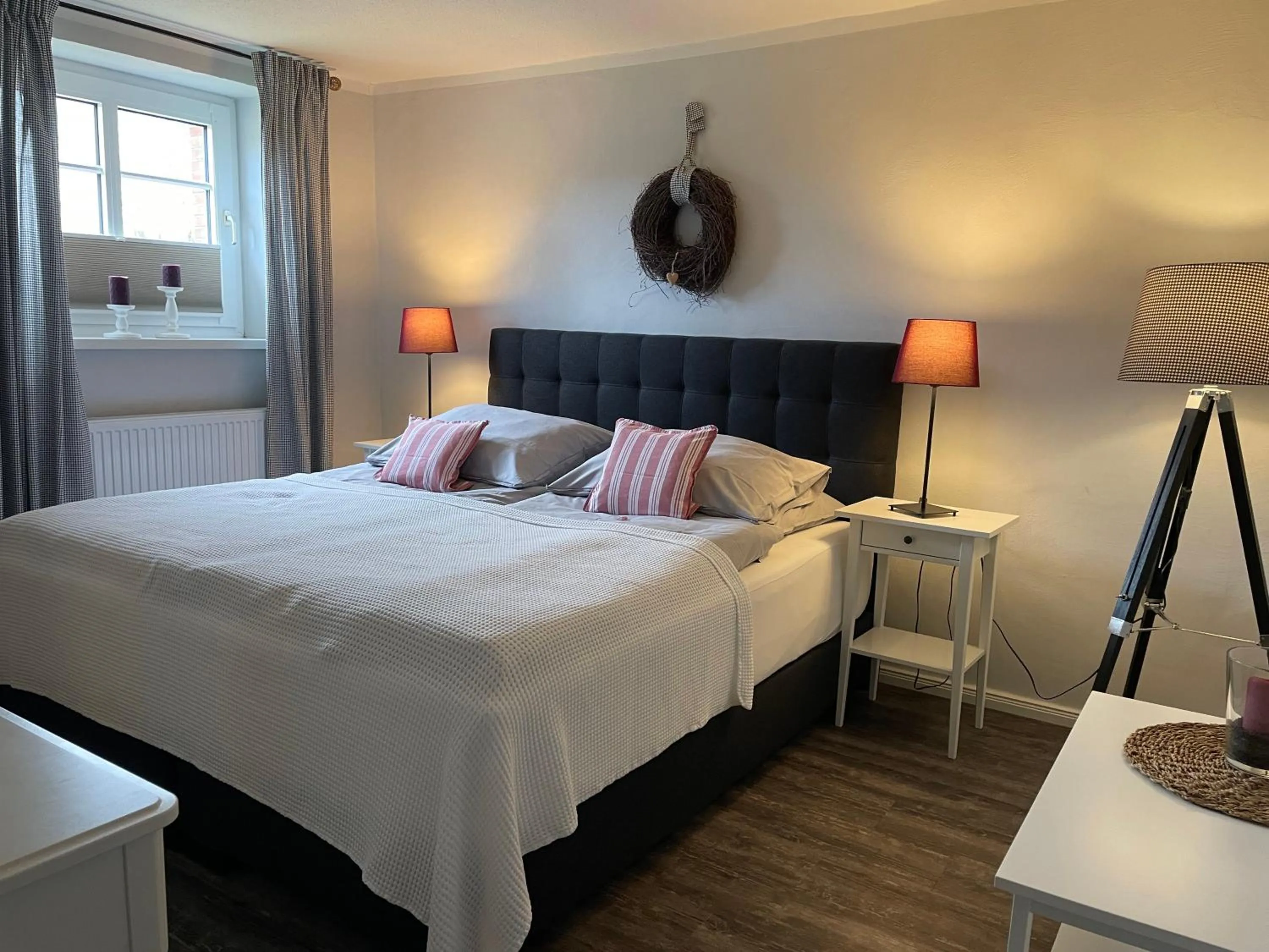 Bedroom, Bed in Friesen-Lodge Ferienwohnungen