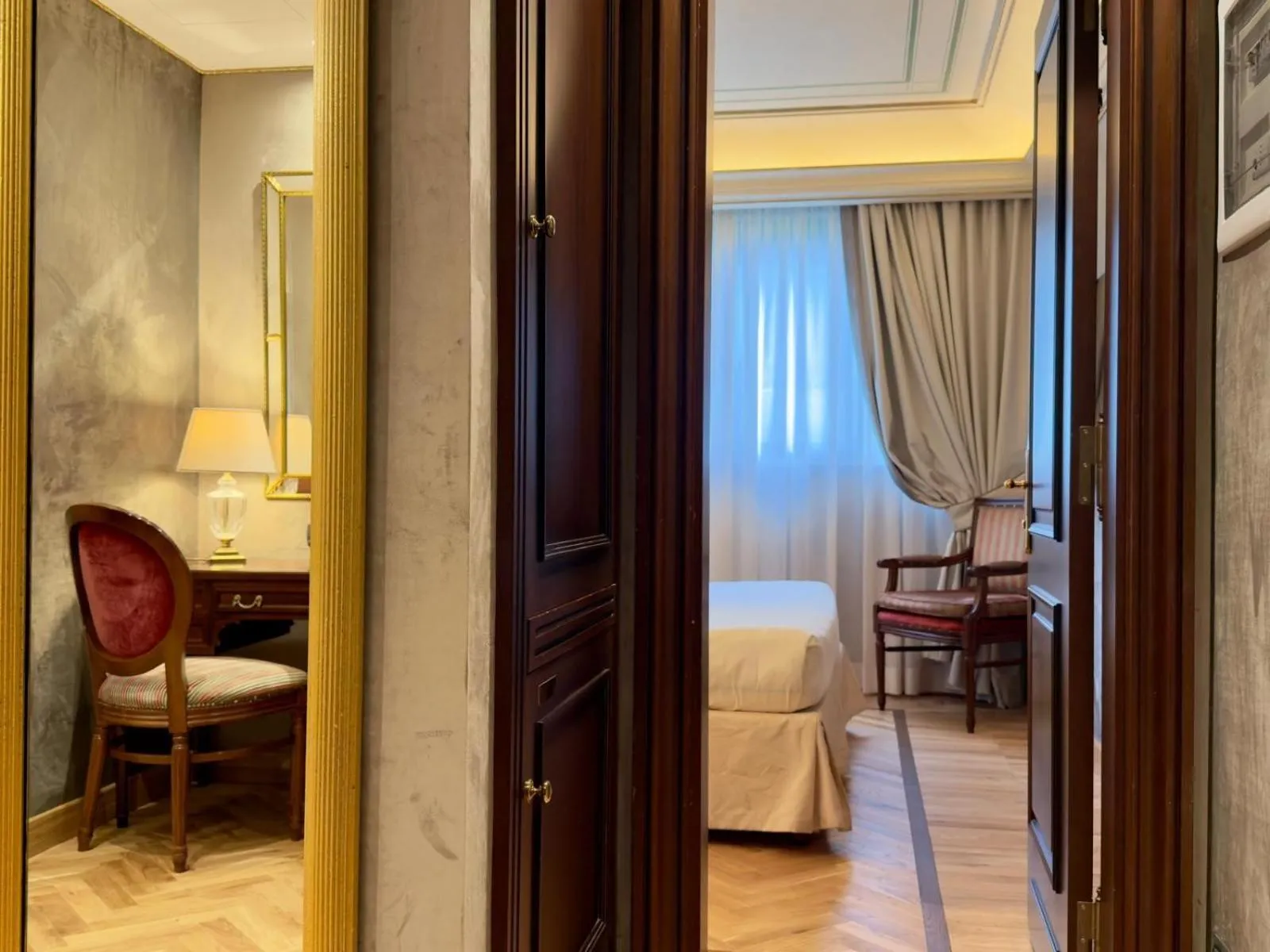 Seating area, Bed in River Chateau Hotel