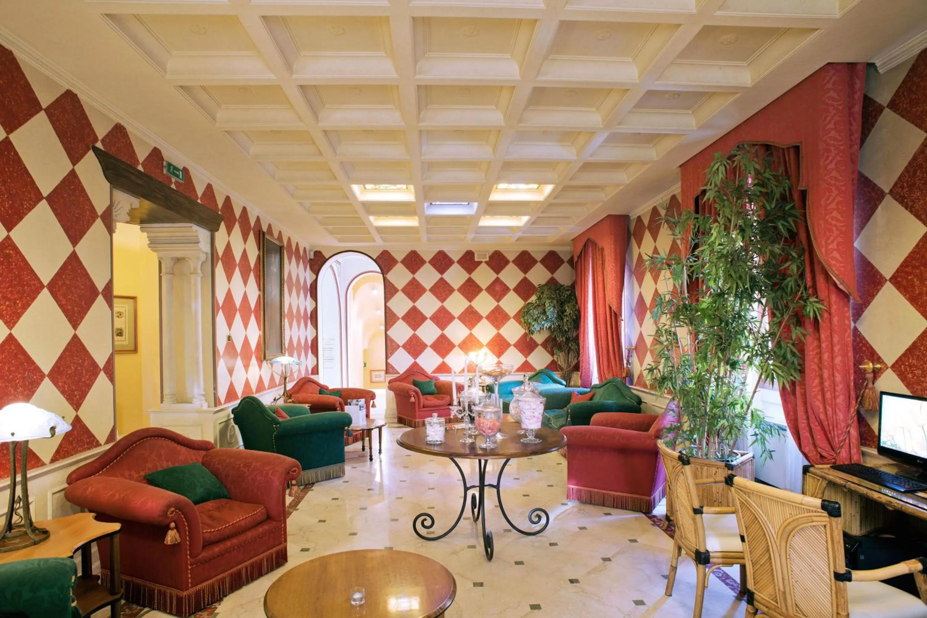 Communal lounge/ TV room in Hotel Milano Regency