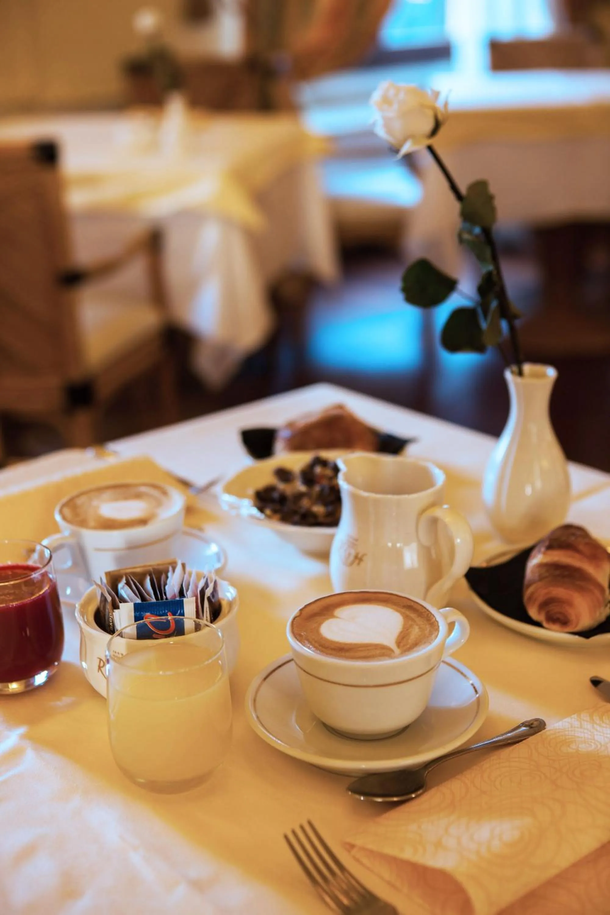 Restaurant/places to eat in Hotel Milano Regency