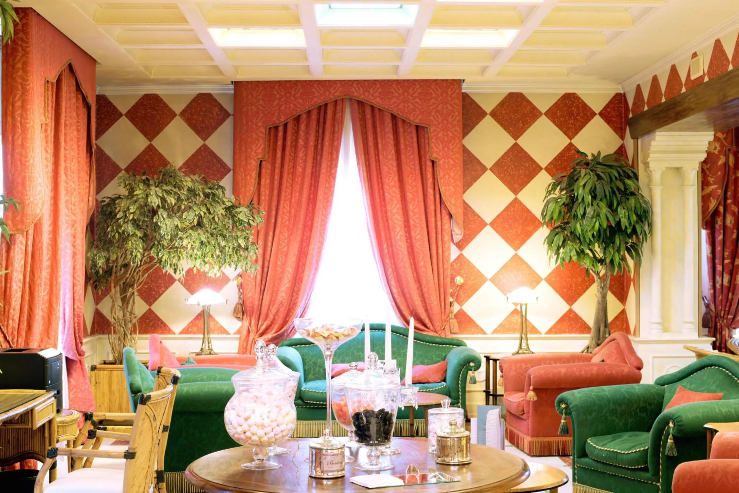 Communal lounge/ TV room in Hotel Milano Regency