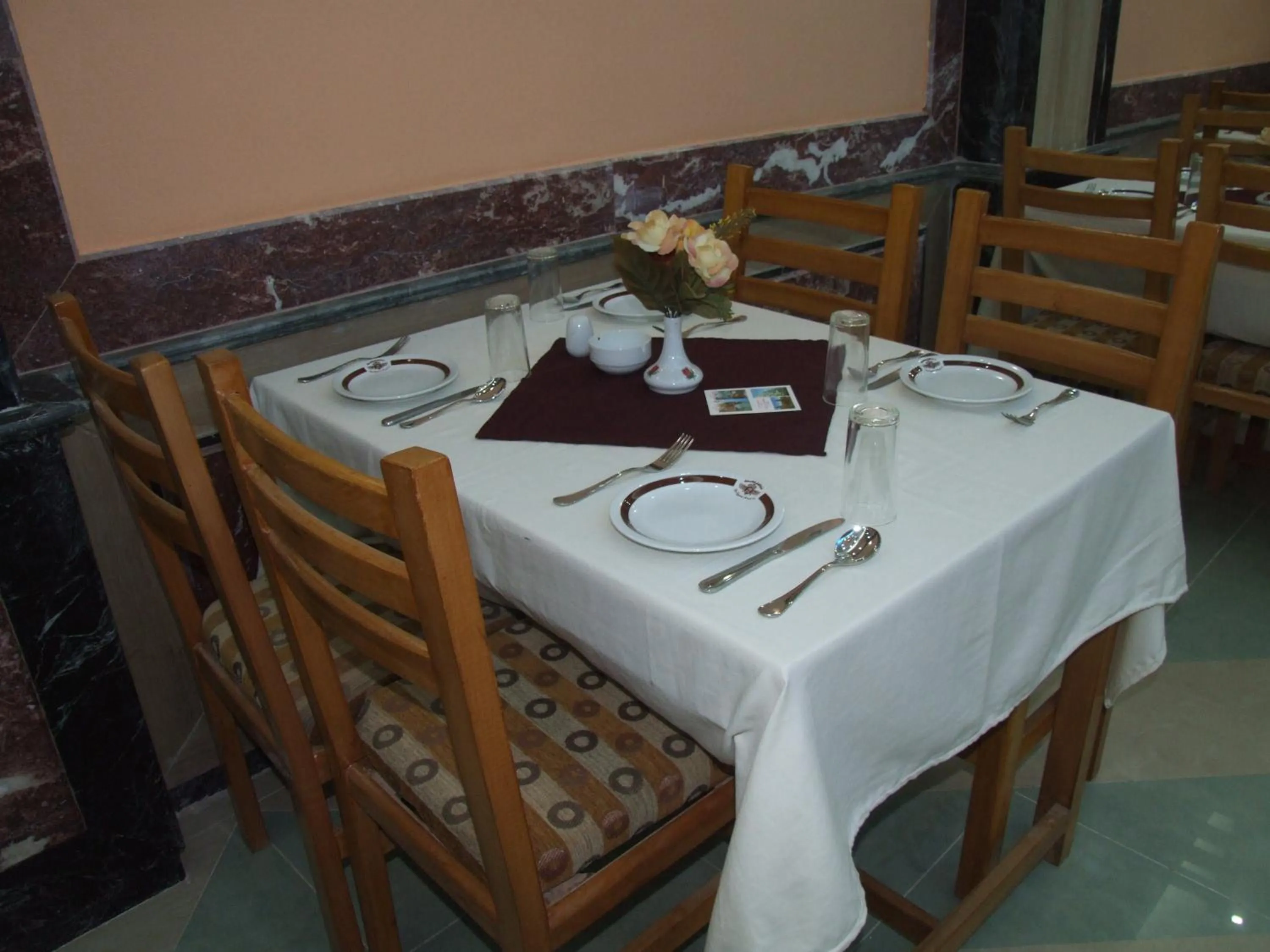 Restaurant/places to eat in New Saint Catherine Hotel