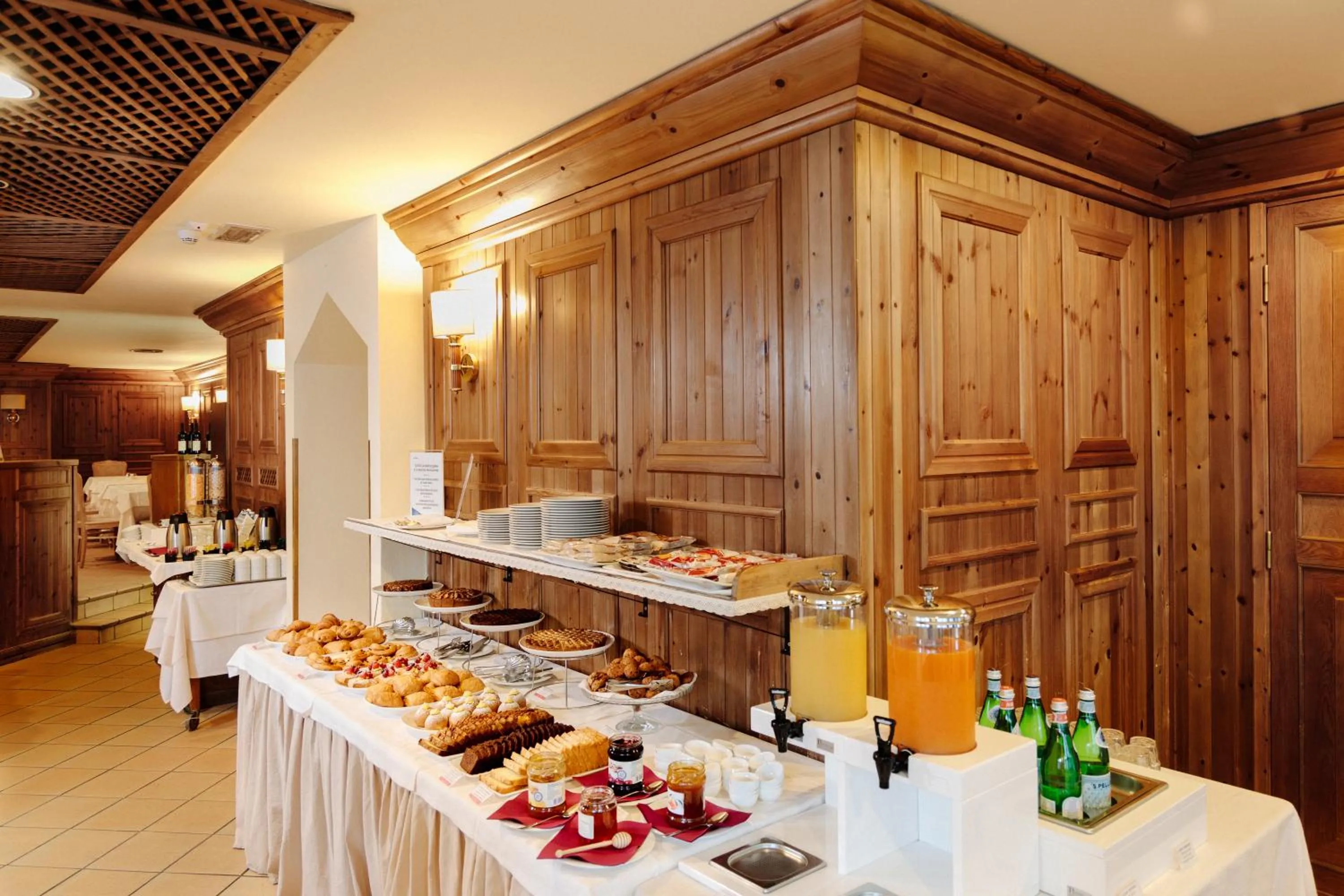 Breakfast in Hotel Alaska Cortina