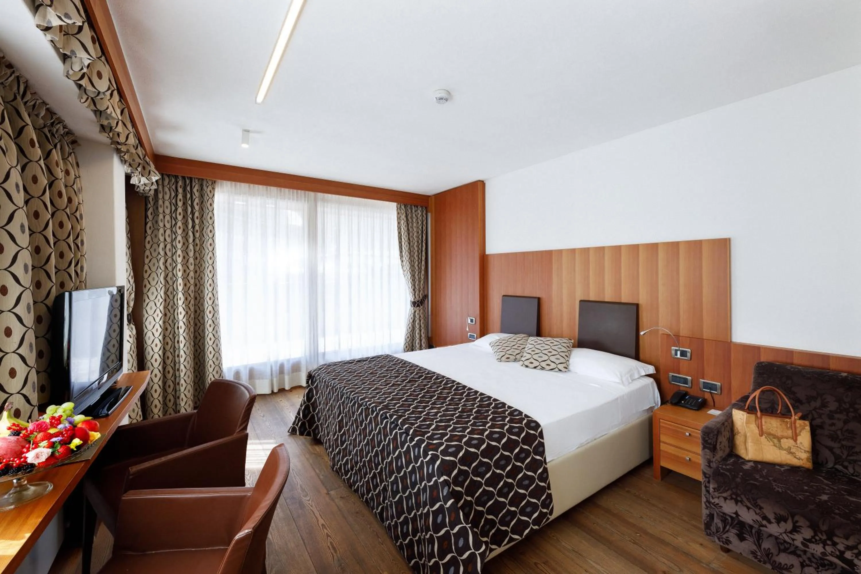 Bedroom, Bed in Hotel Alaska Cortina