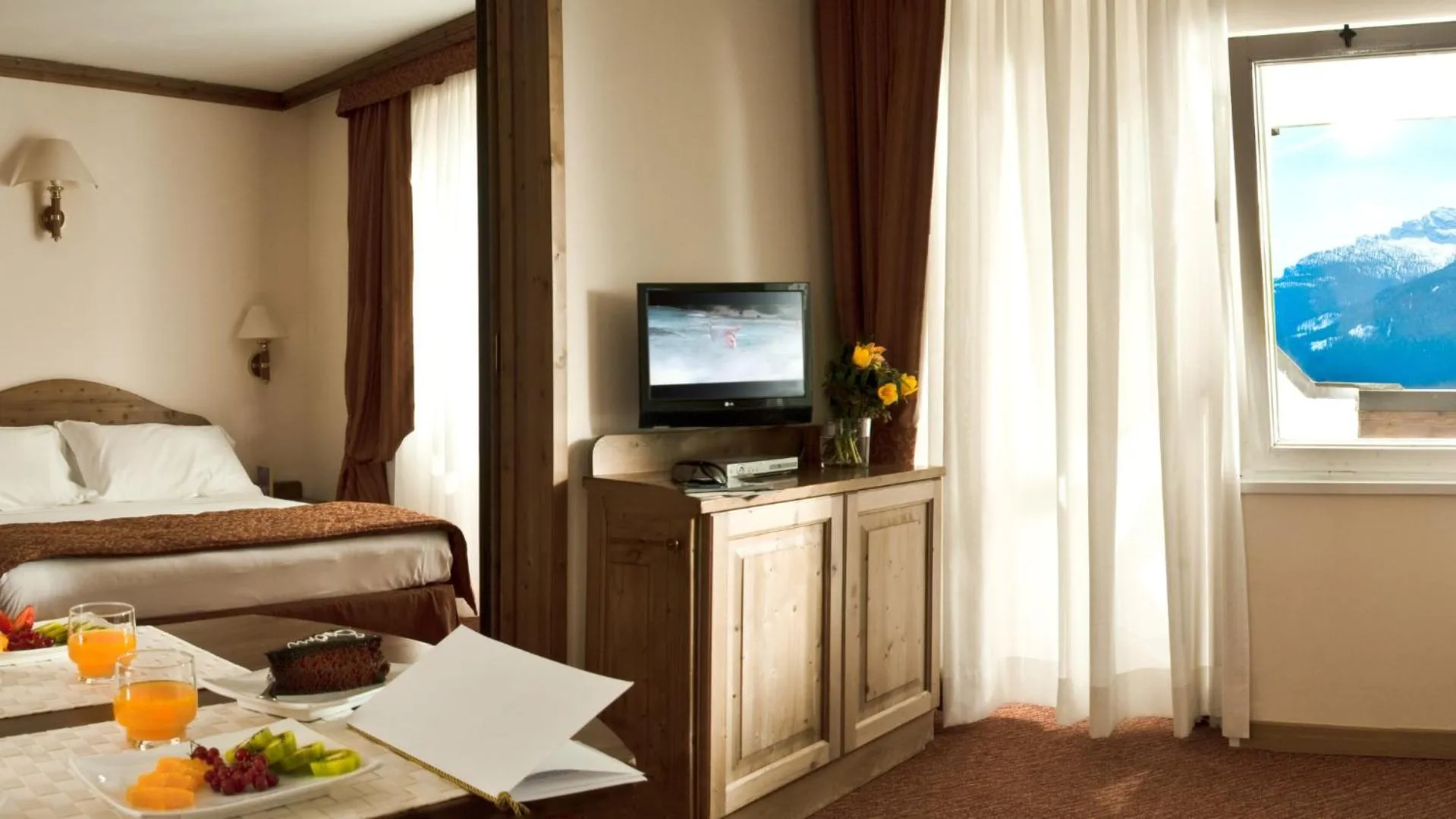 Bedroom, Bed in Hotel Alaska Cortina