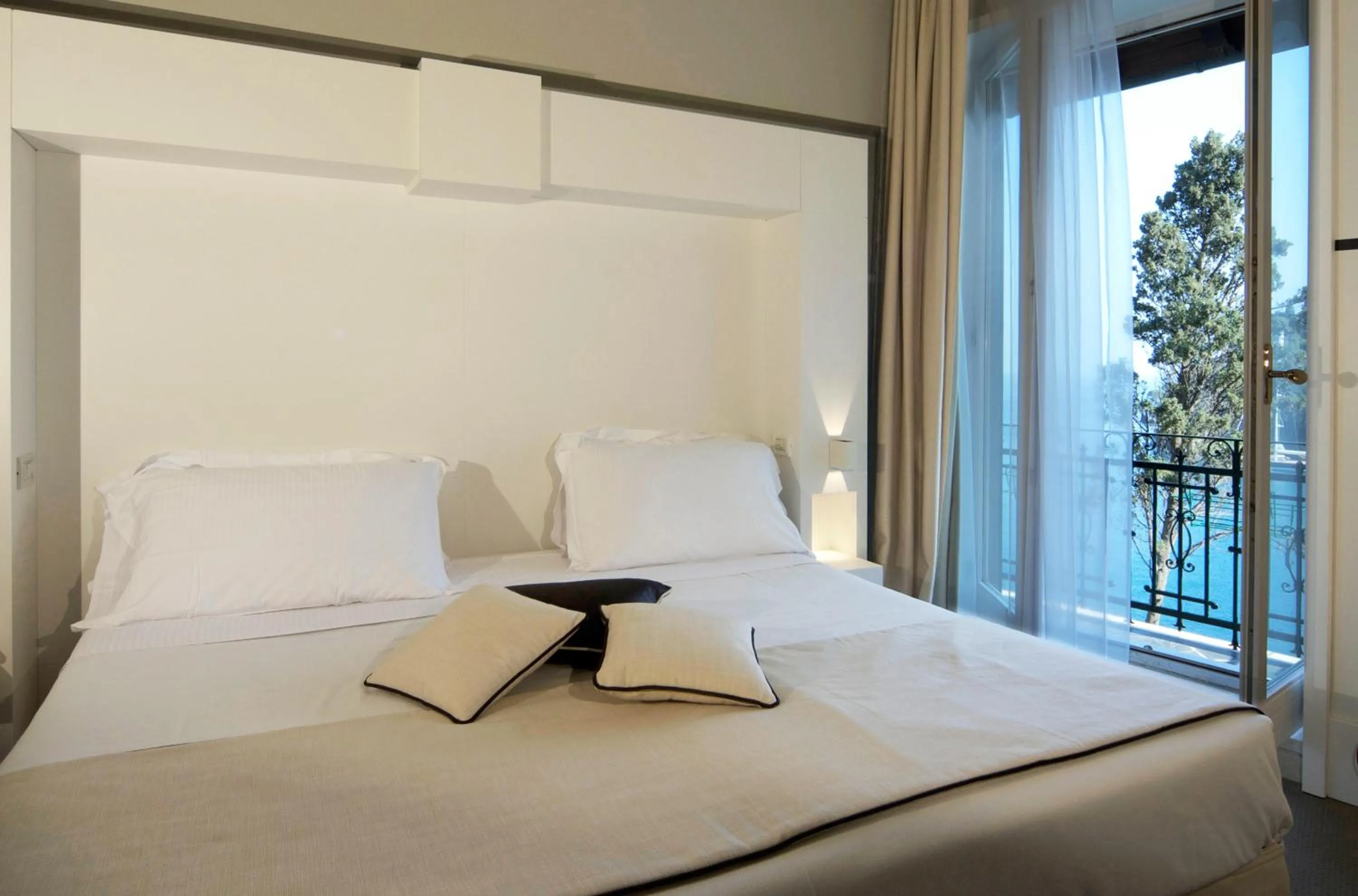 View (from property/room), Bed in Hotel Piccolo Portofino