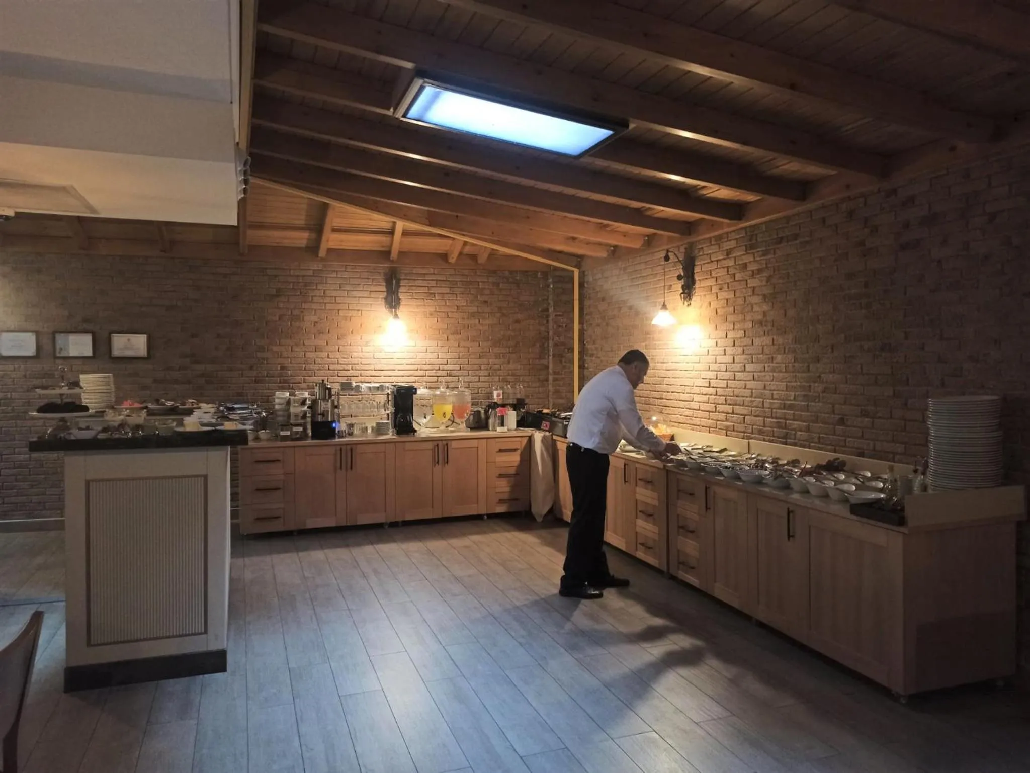 Restaurant/places to eat in PRAG HOTEL