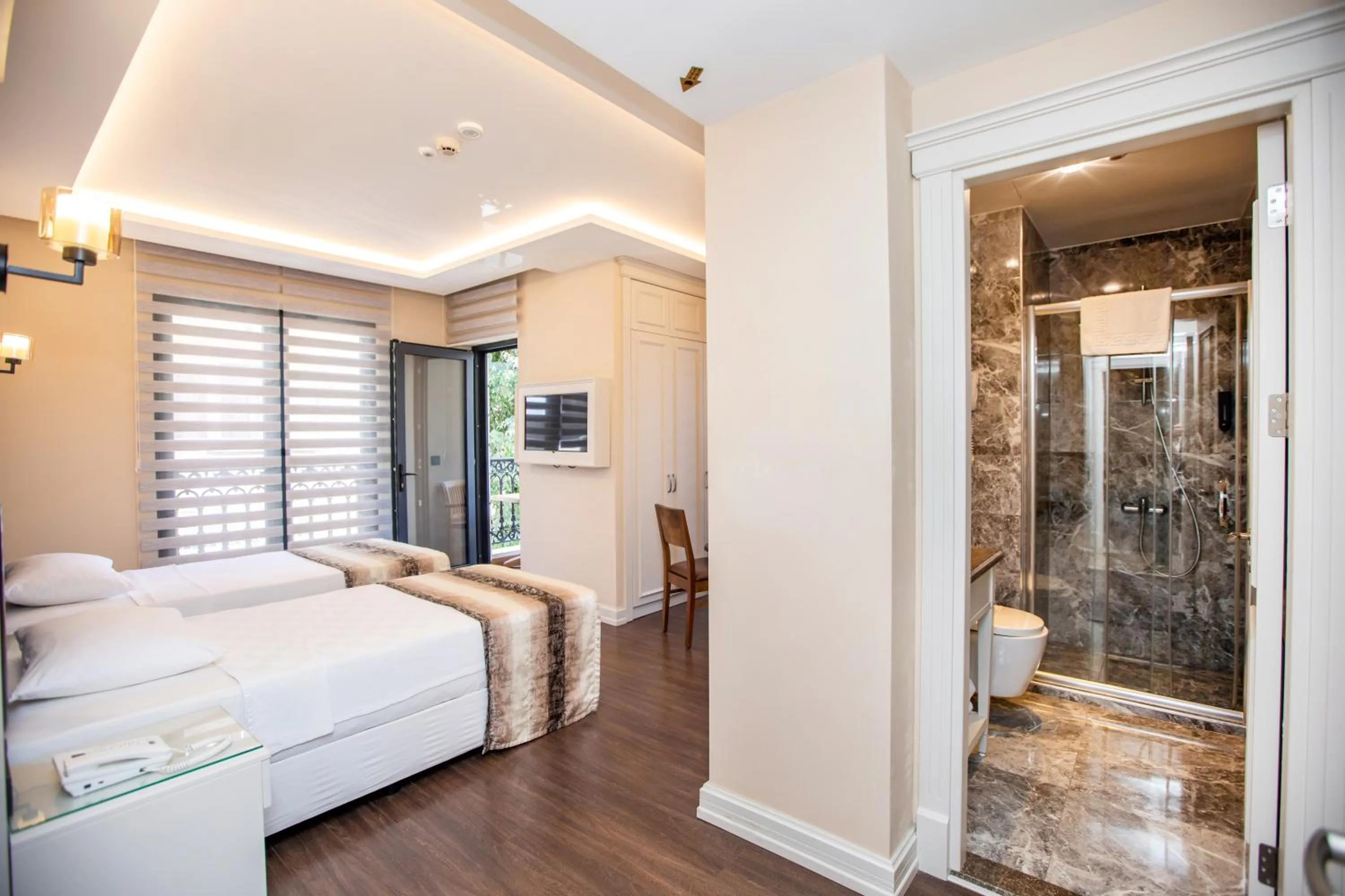 Shower, Bed in Opatija Hotel