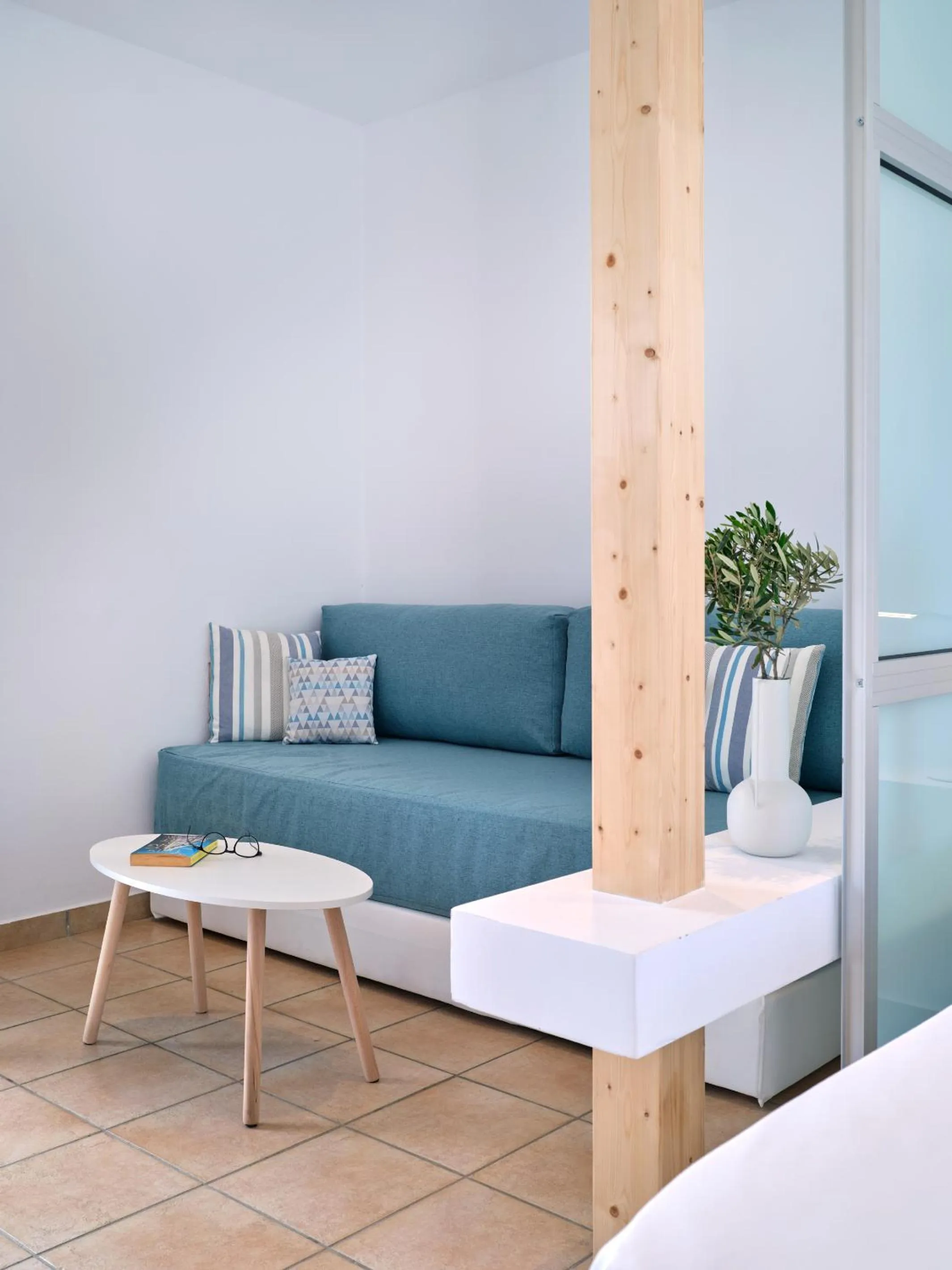 Living room, Bed in Fyrogenis palace