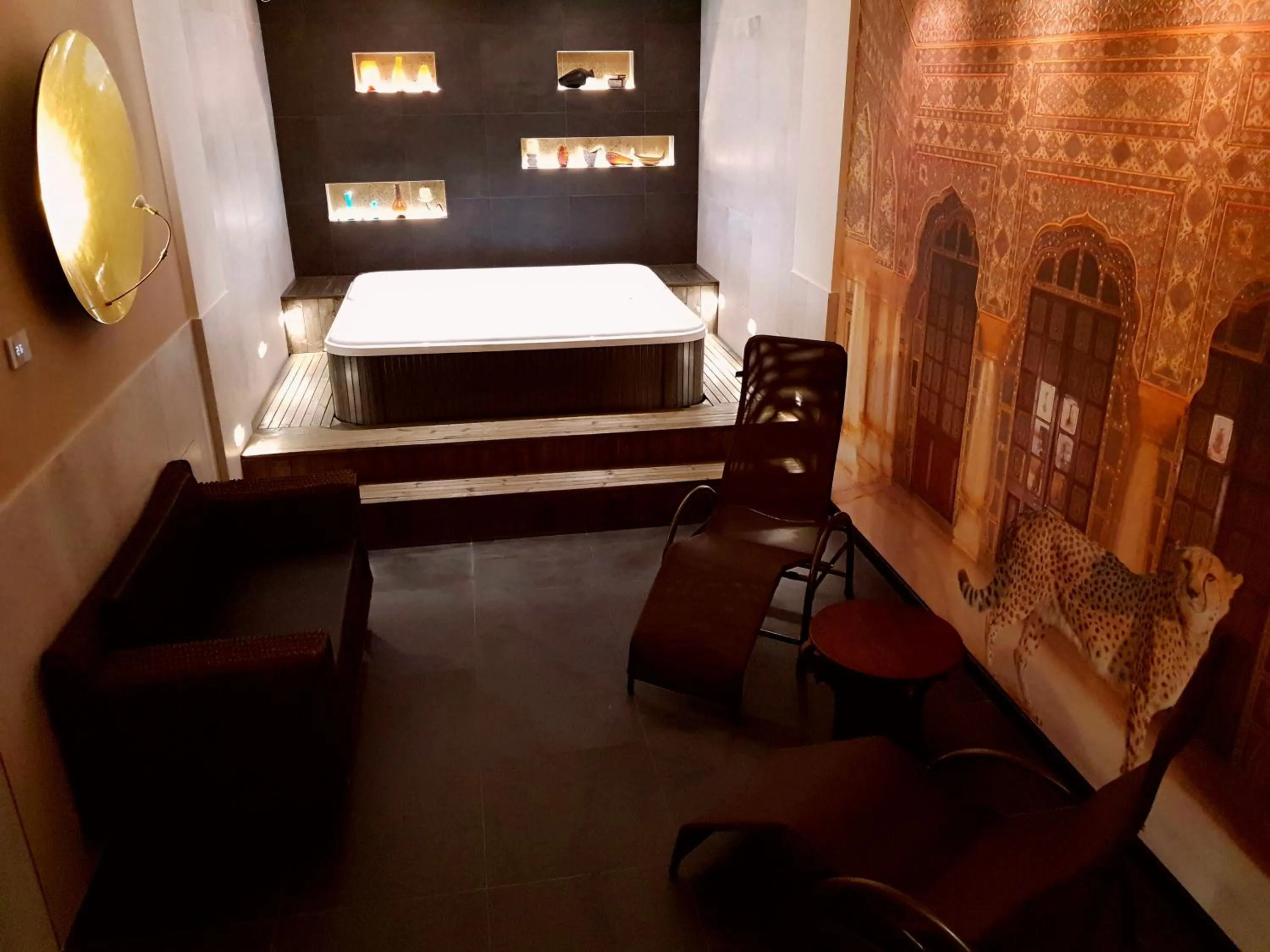 Hot Tub, Bed in Hotel Astoria