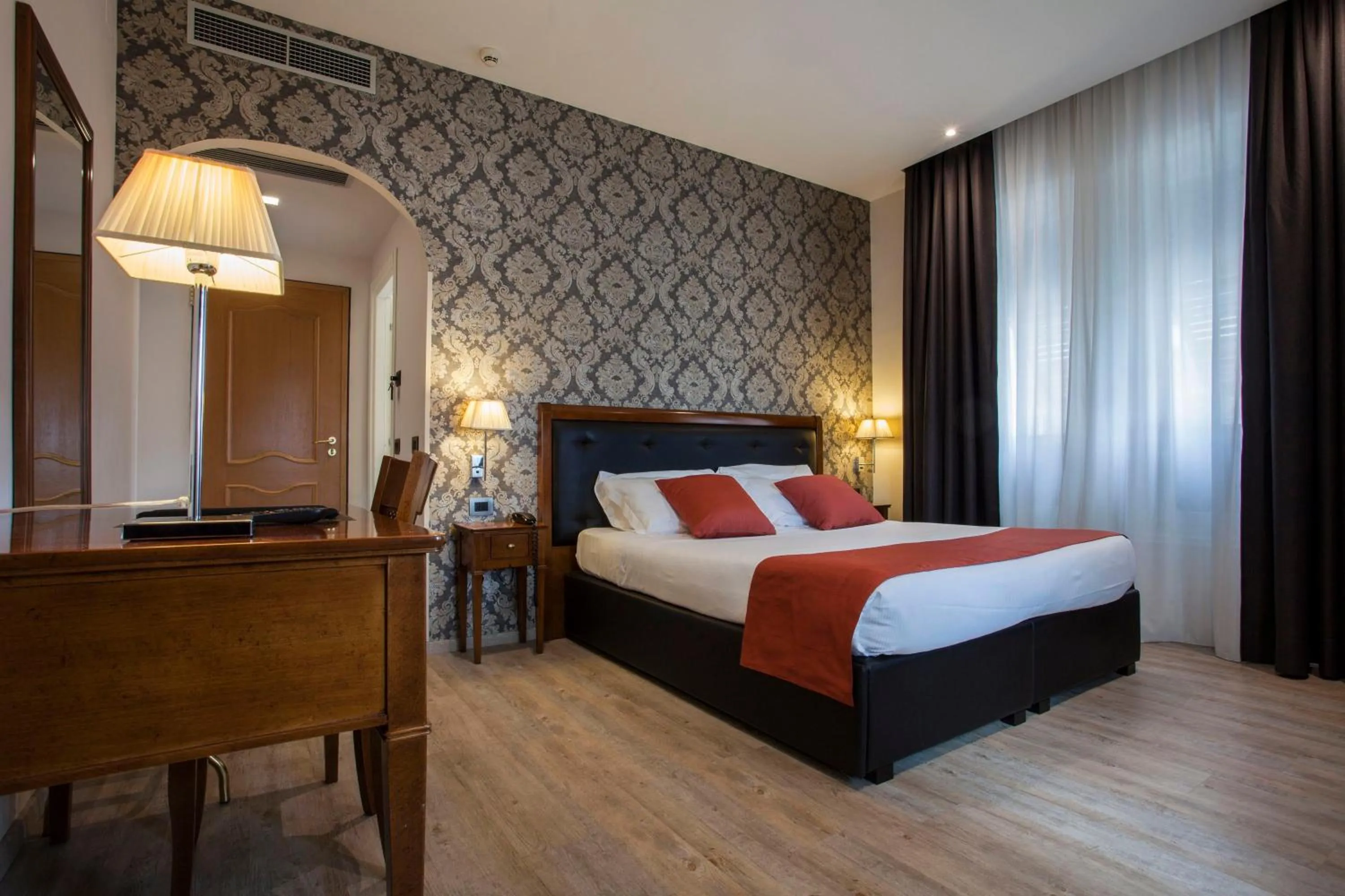 Photo of the whole room, Bed in Hotel Astoria