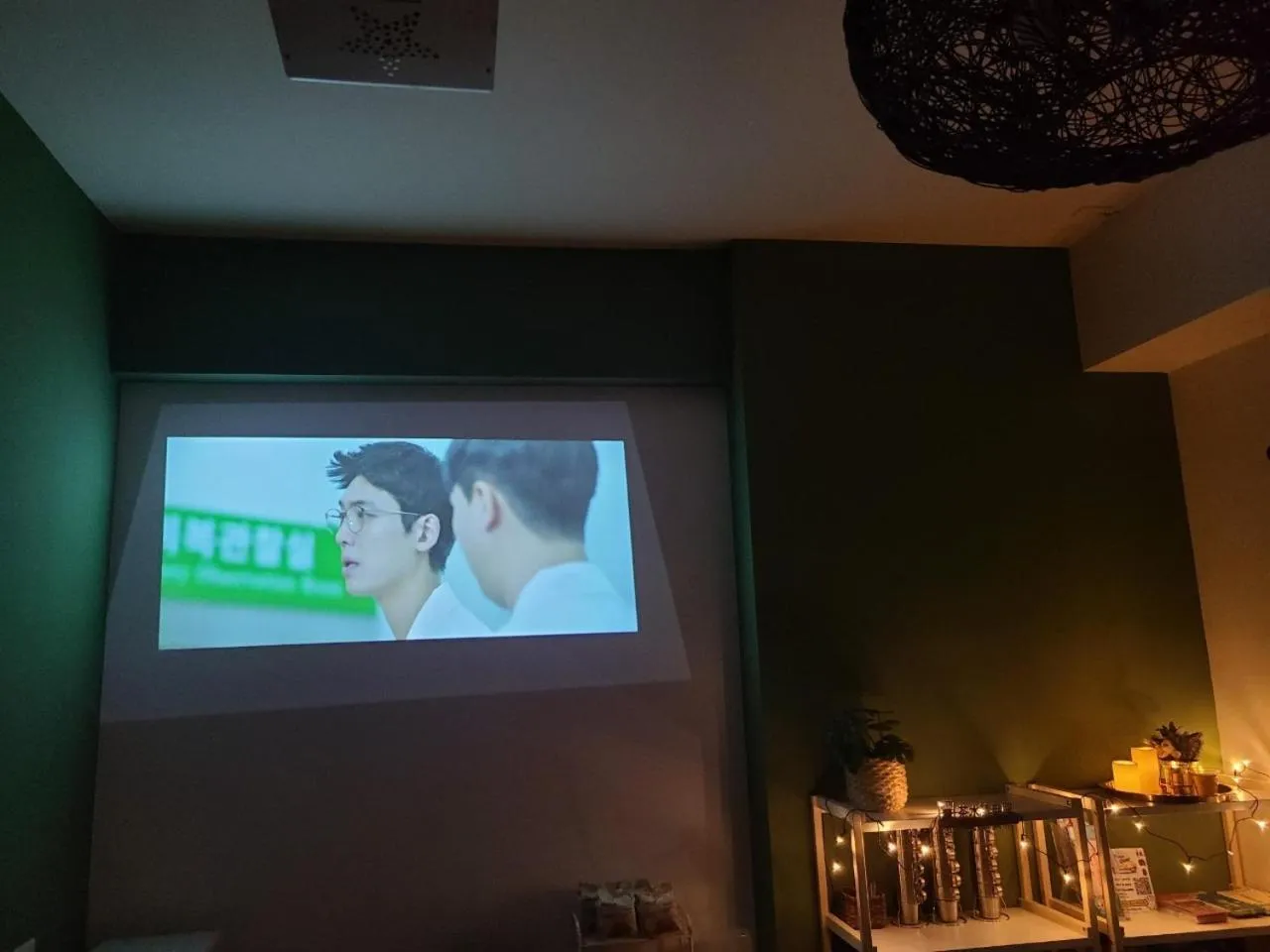 Communal lounge/ TV room in Sunlight Forest Homestay