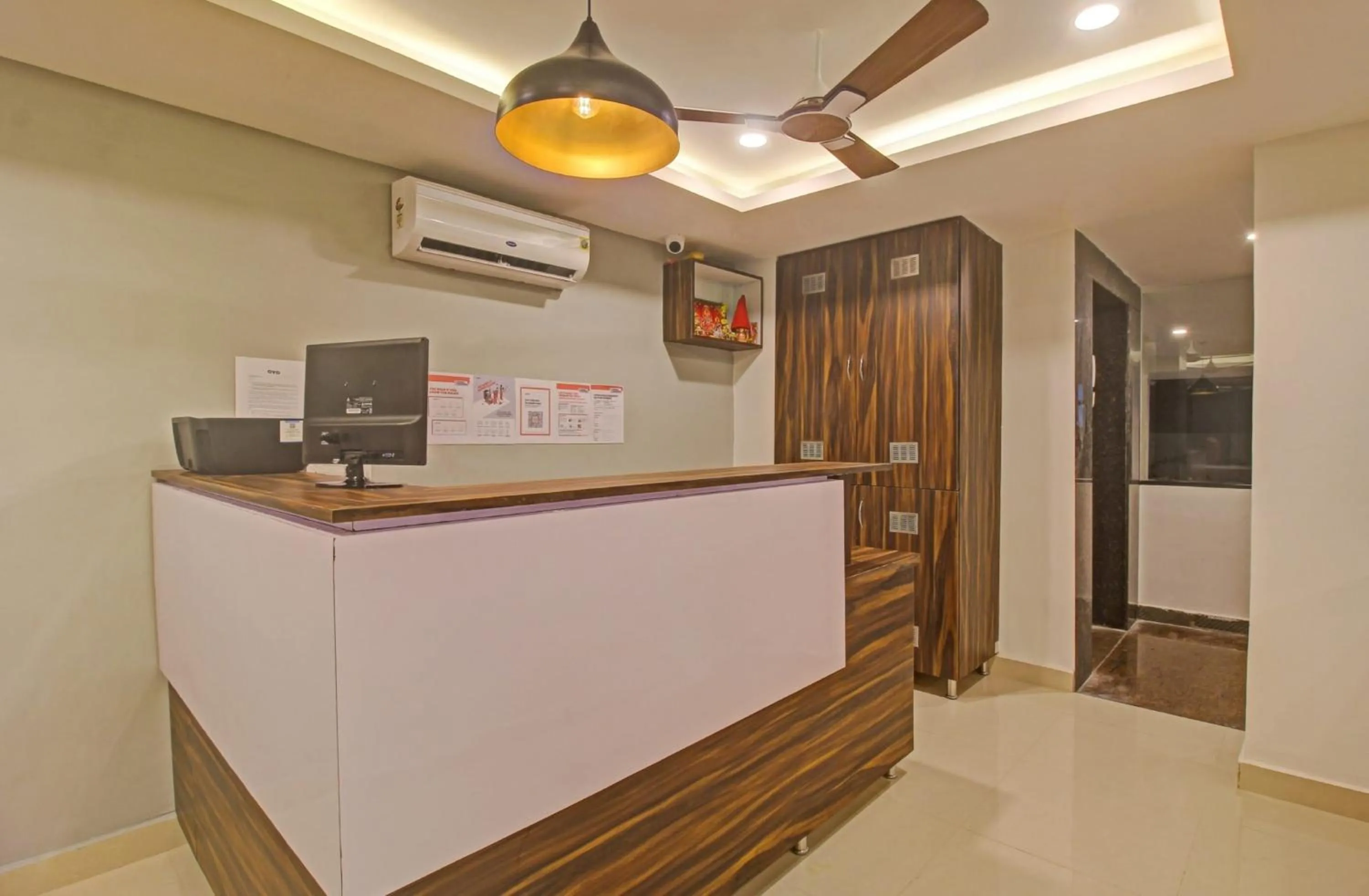 Lobby or reception in Super Townhouse Whiteridge Gachibowli Near AIG Hospital
