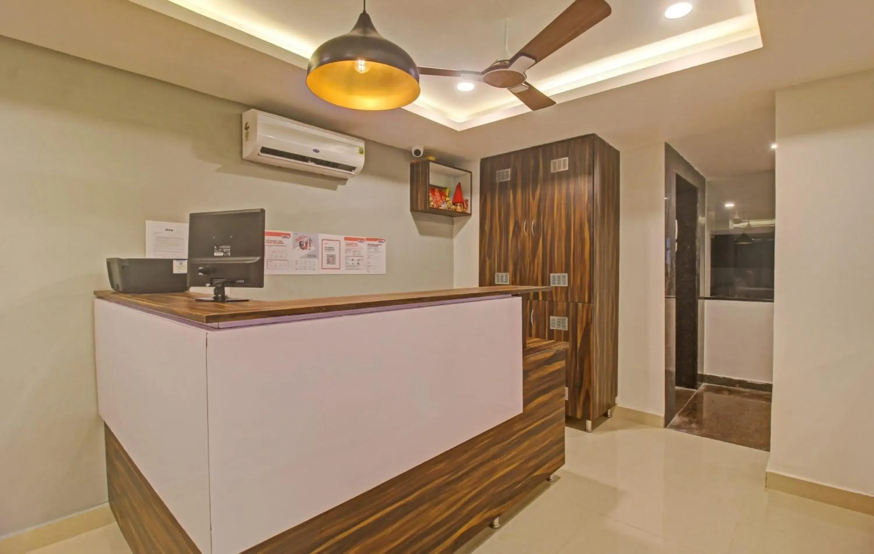Lobby or reception in Super Townhouse Whiteridge Gachibowli Near AIG Hospital Lobby or reception in Super Townhouse Whiteridge Gachibowli Near AIG Hospital