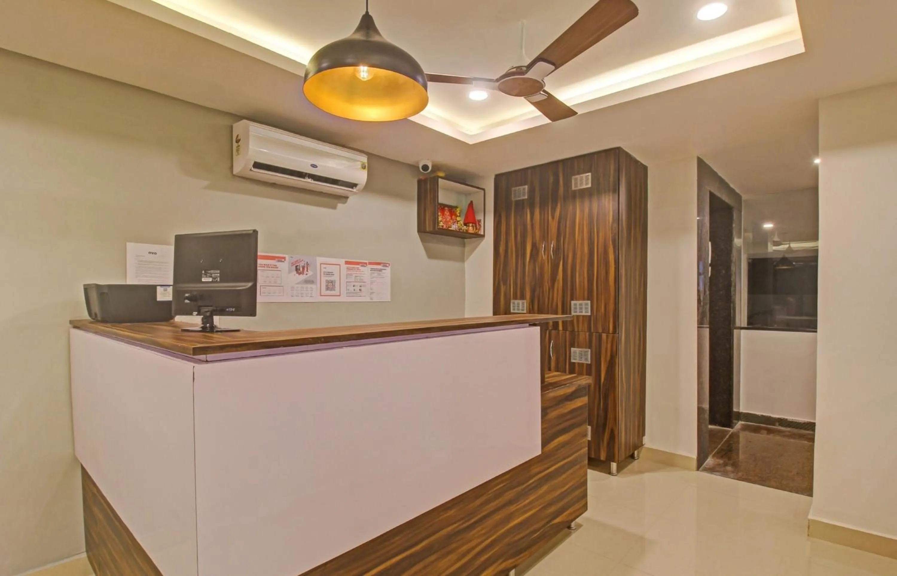 Lobby or reception in Super Townhouse Whiteridge Gachibowli Near AIG Hospital